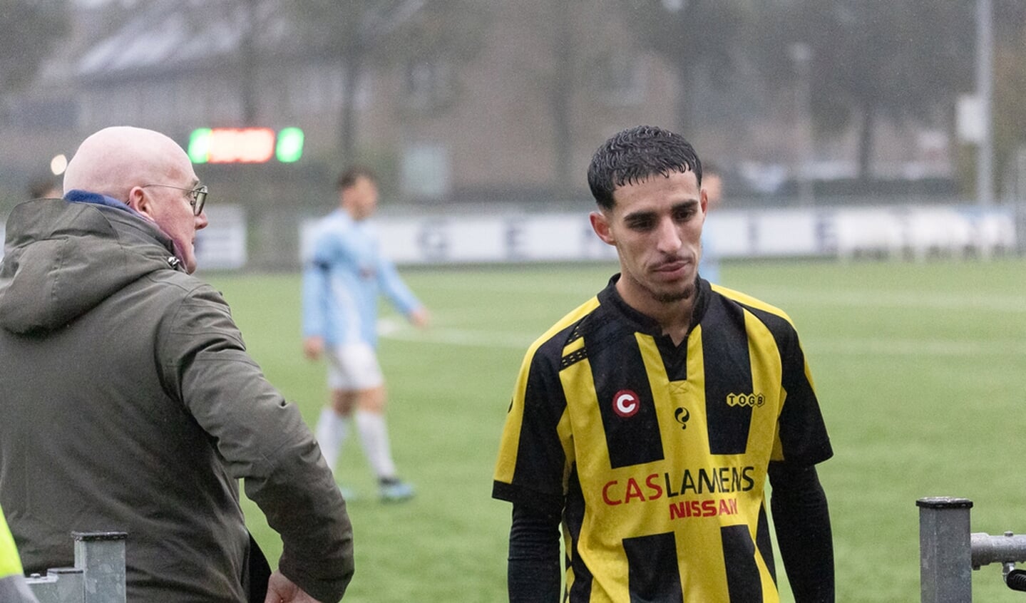 Talib Azarolali druipt na het laatste fluitsignaal teleurgesteld af. HIj bracht TOGB op 1-0, zag het ook nog 2-0 worden, maar uiteindelijk werd tegen een tiental van OSS'20 met 2-2 afgesloten. (Foto: Ron Fruining).