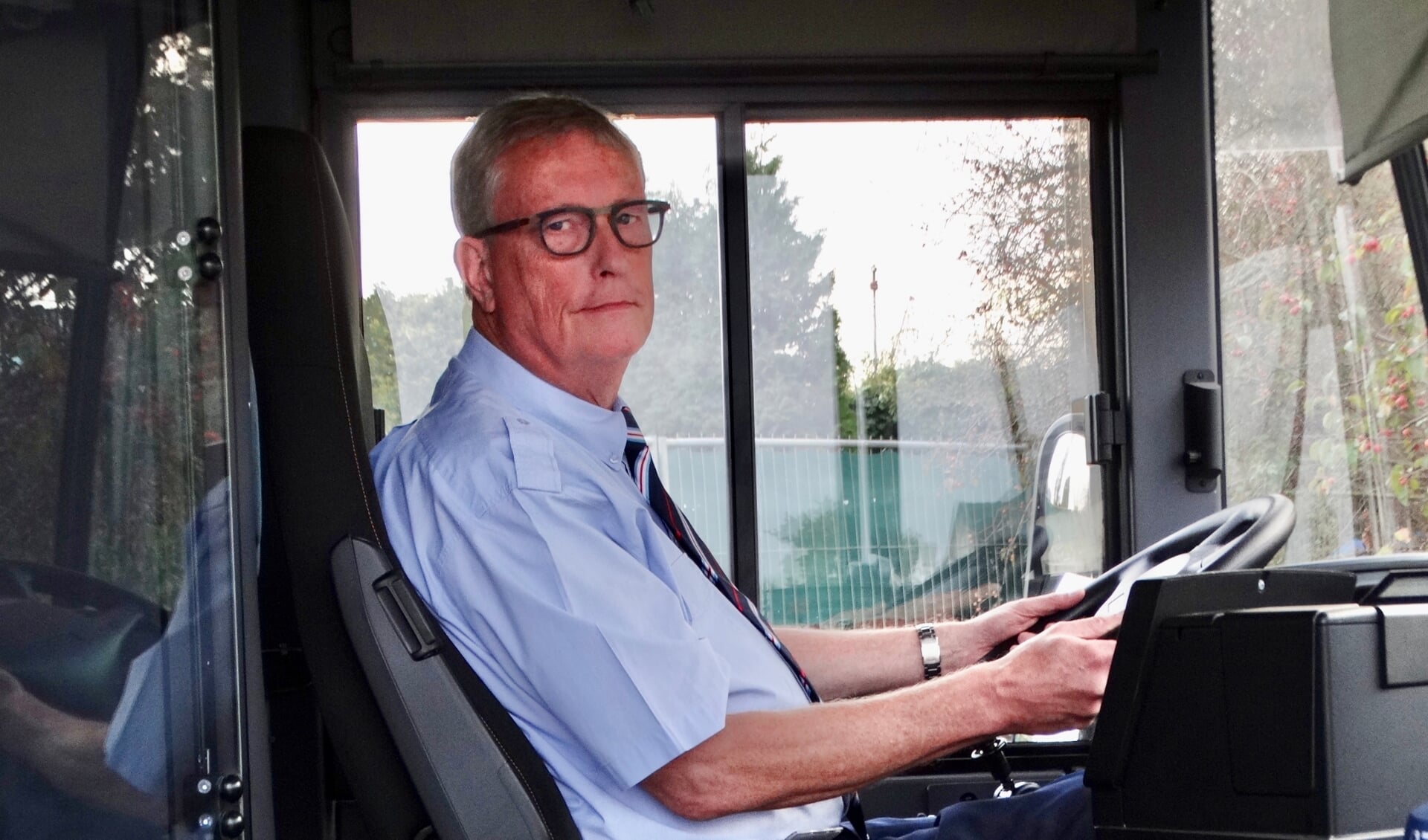 Herman is al helemaal gewend aan de hybride en elektrische bussen.