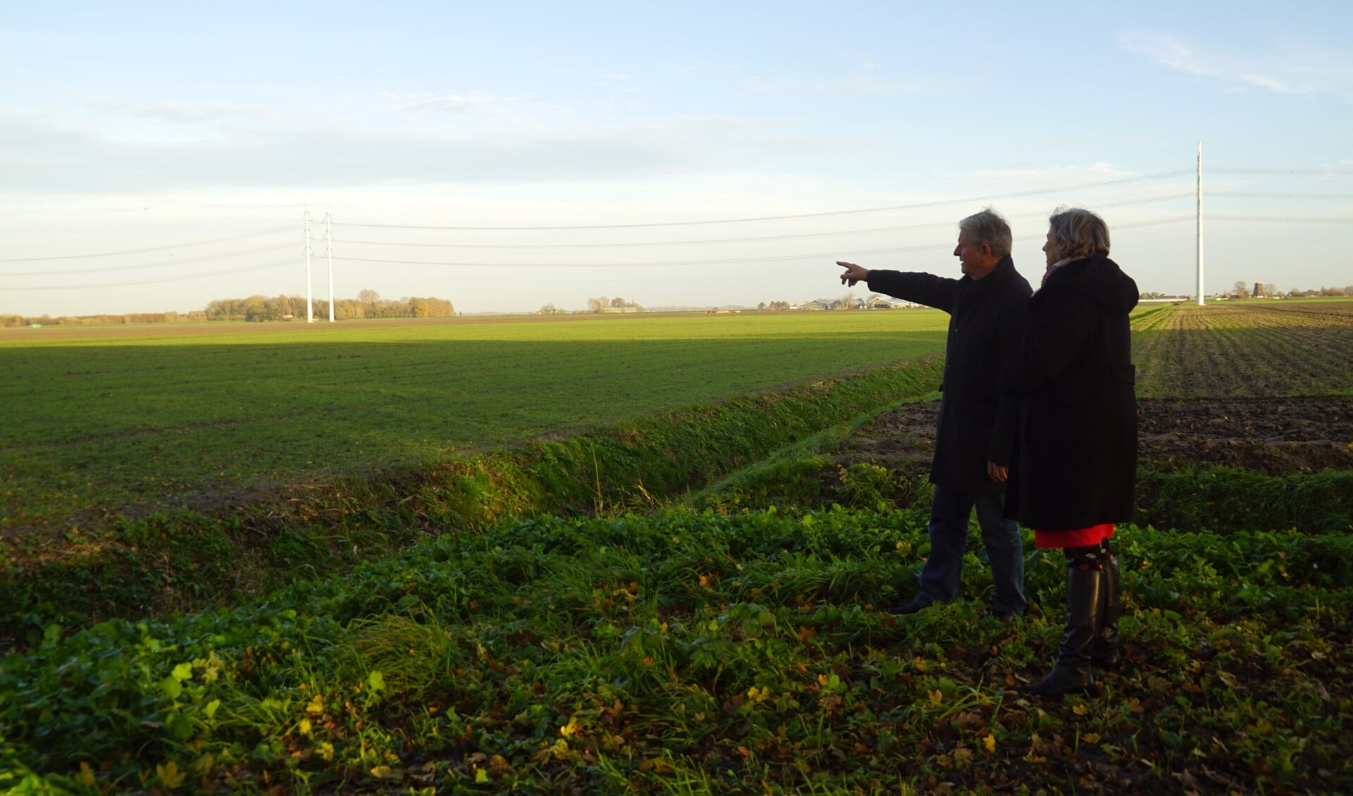 Duo-raadslid Rita Leijendekker en raadslid Charles van Harn van CDA Lansingerland kijken uit over de Bleiswijkse Rottezoom. Buurgemeente Zoetermeer aast op deze groene plek voor woningbouw. 