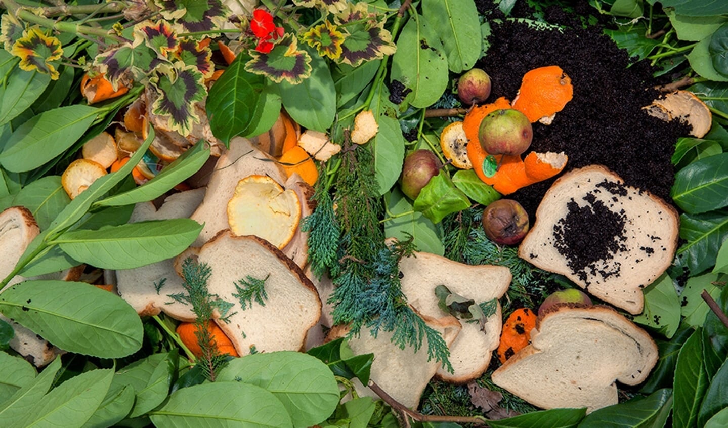 Boterhammen en fruit worden neergegooid langs de sloten.