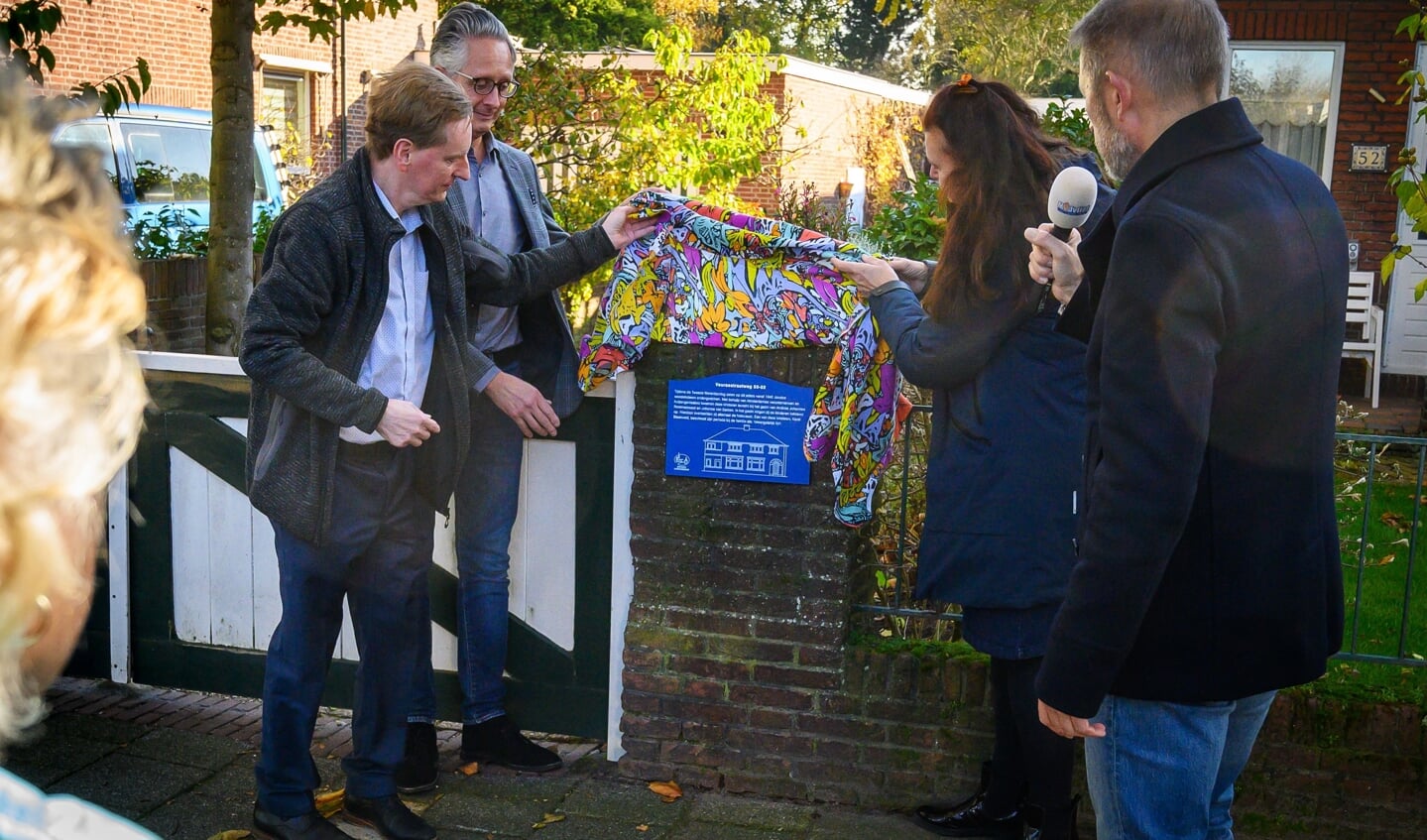 Onthulling van het bord door Charles Bleekveld en Corina van Strien met Cees Siermann en Idsard Bosman van Erfgoed (foto: Hein Athmer).