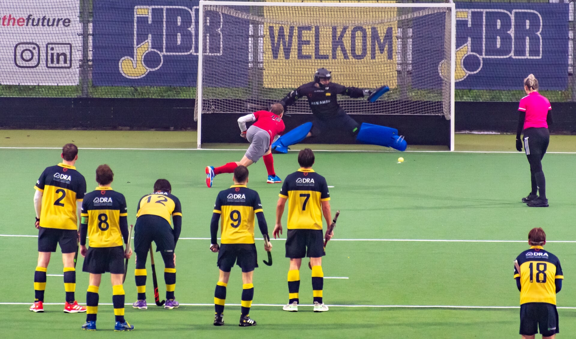 HBR-doelman Thomas Veerman strekt zich maximaal uit maar kan de 3-3 niet voorkomen. (Foto: Erik van Dort)