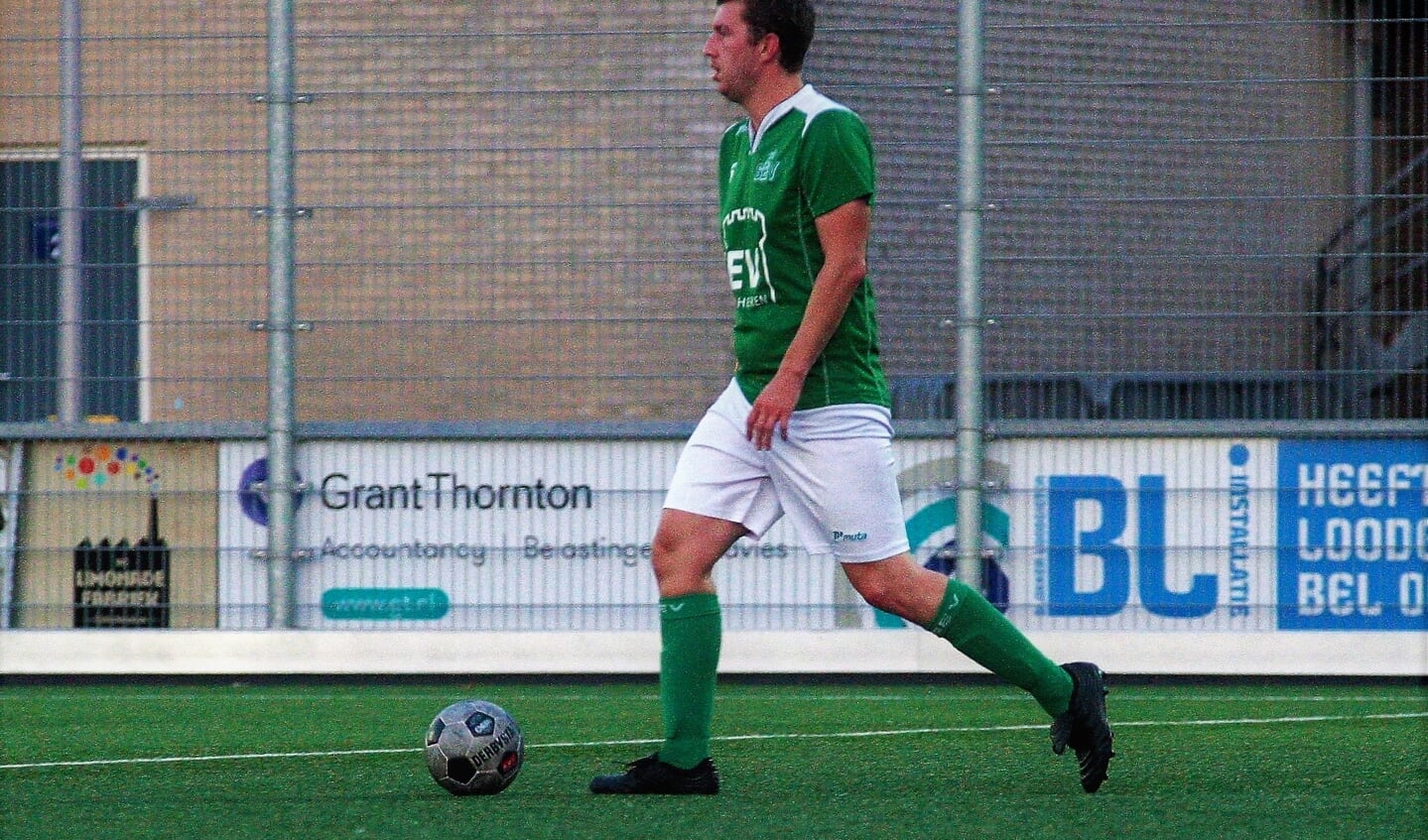 Routinier Paul Janssen (SEV), die ook bij Forum Sport, RKAVV & Wilhelmus voetbalde, scoorde 2-2 (archieffoto: AW)