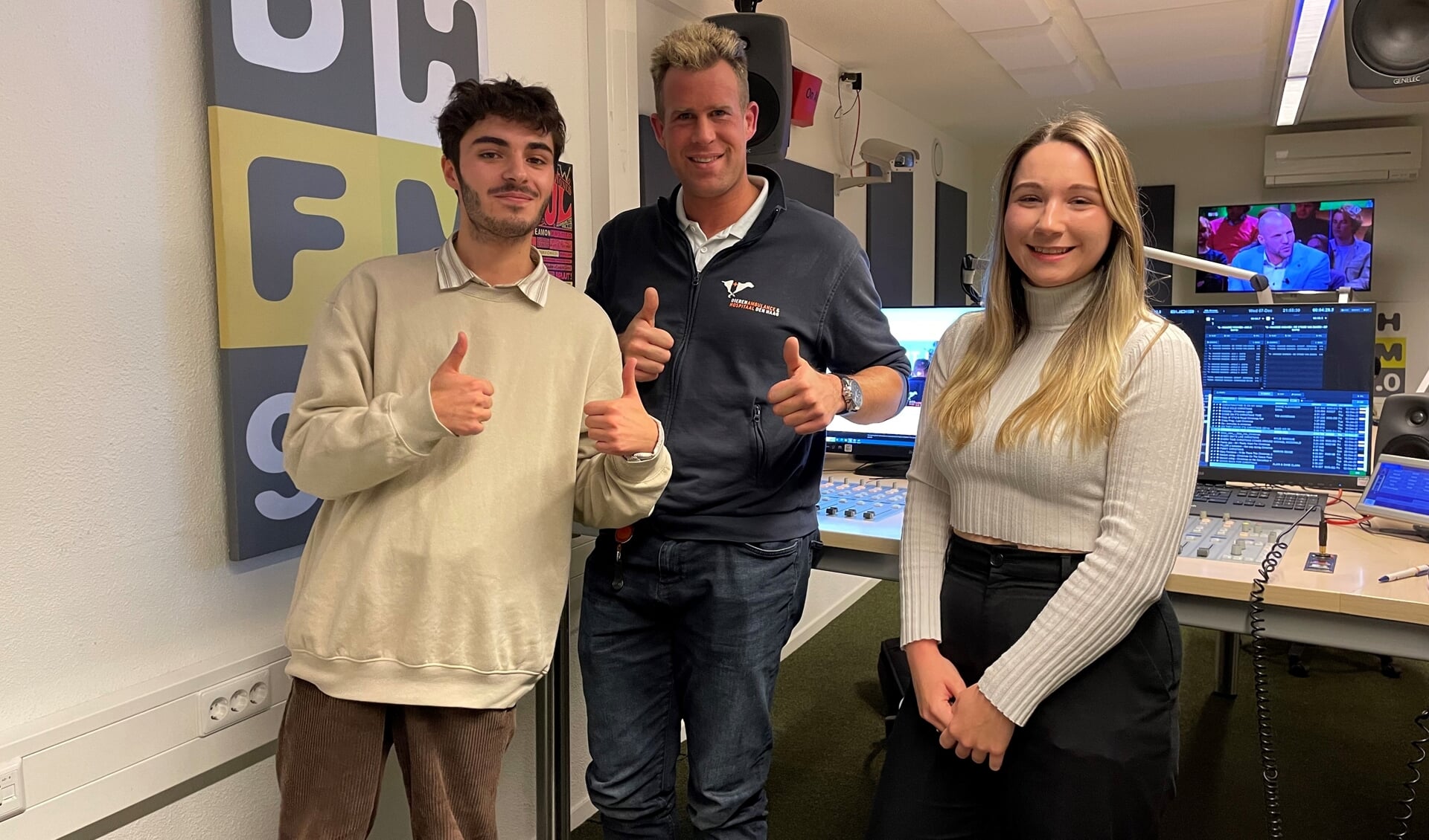 Rubén, John en Juliette in de studio van Den Haag FM.