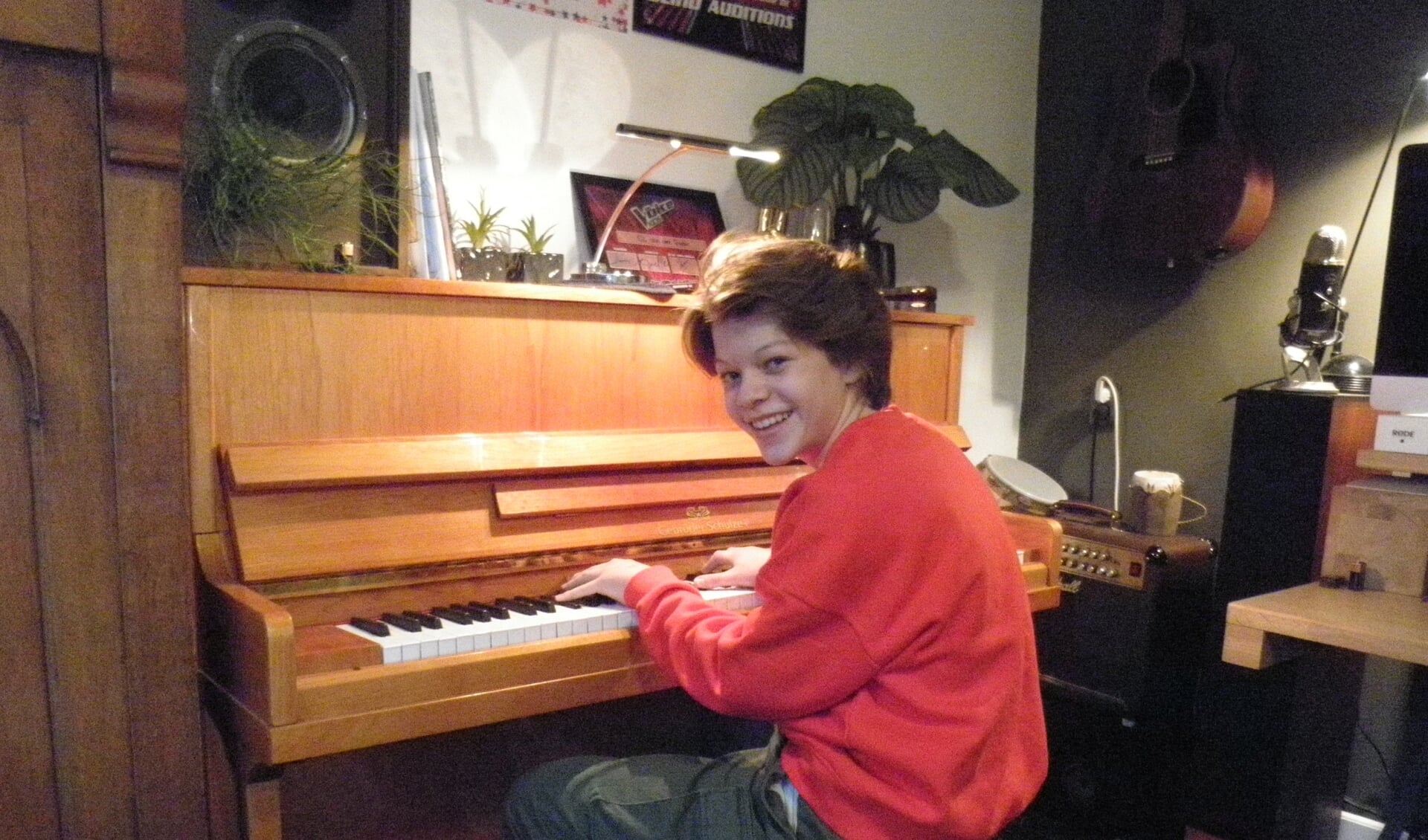 Foto-onderschrift: Sil van der Zwan in zijn eigen muziekstudio in Meerzicht is zanger en acteur. Foto Kees van Rongen