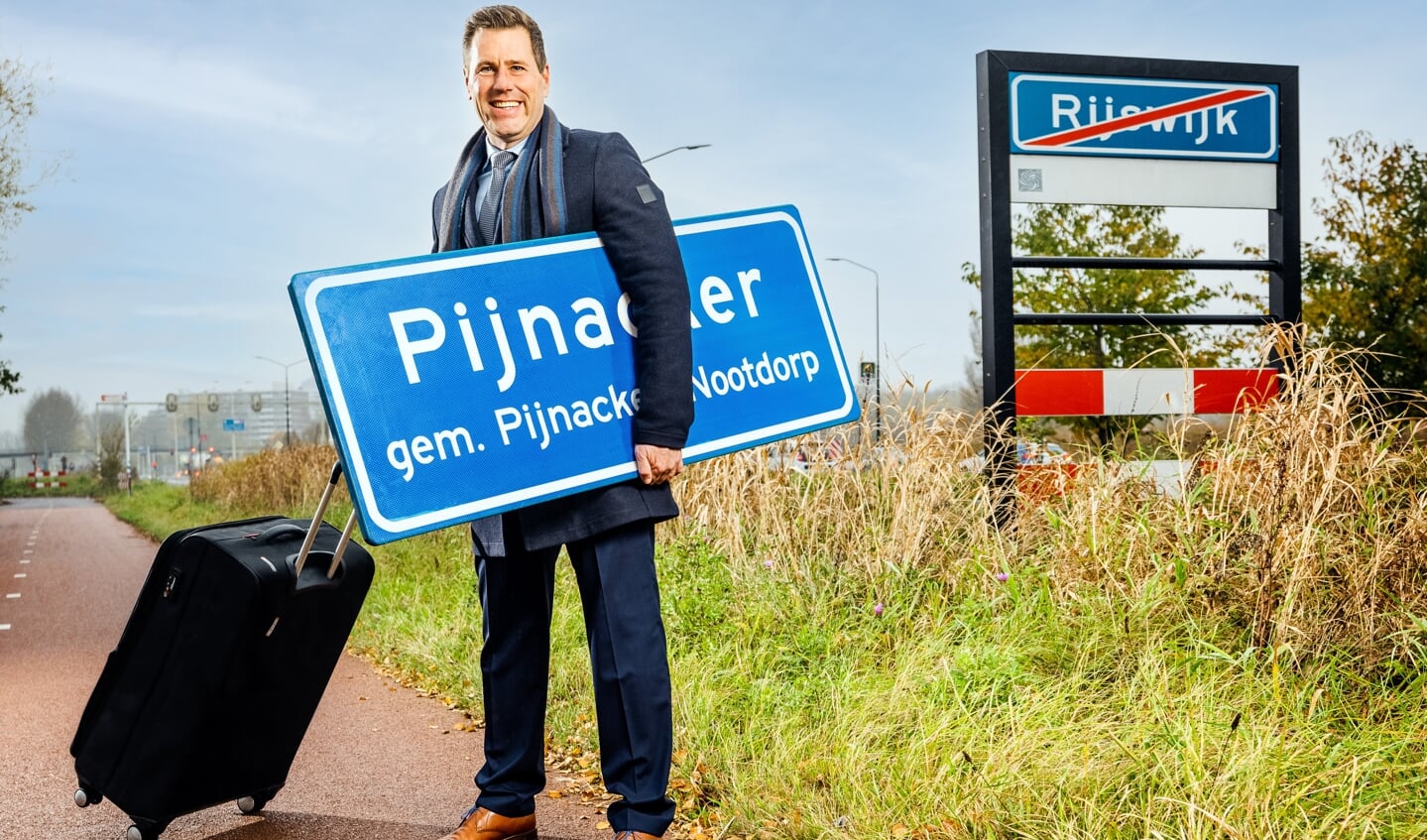 Björn Lugthart heeft Rijswijk verruild voor Pijnacker-Nootdorp, maar hij blijft daar nog wel wonen zo lang hij in zijn nieuwe gemeente nog geen woning kan vinden. De raad geeft hem daar een jaar de tijd voor. (foto Remie Kranendonk)