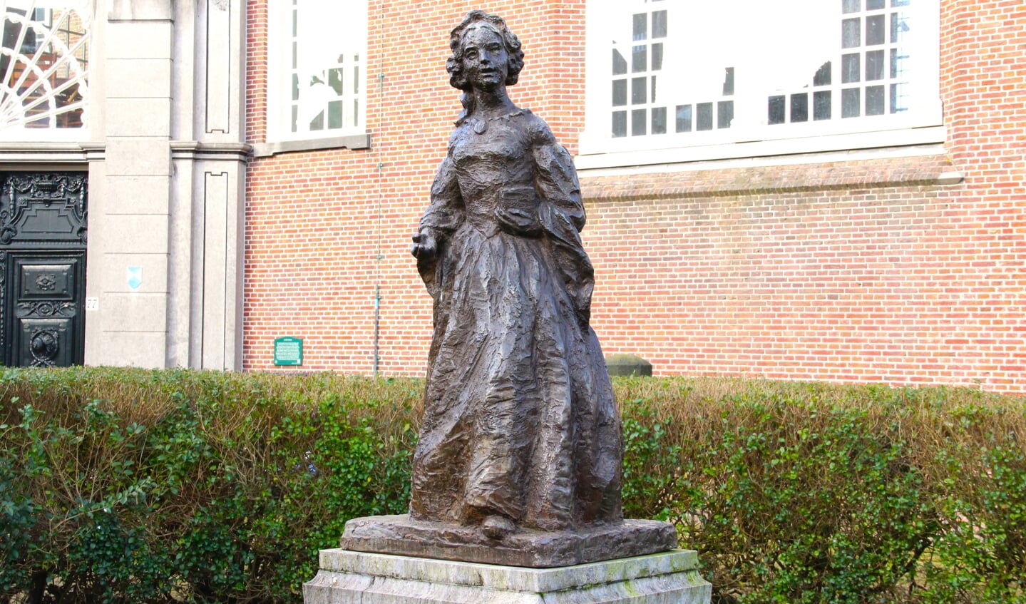 ‘Prinses Marianne (1983) van Marian Gobius in de tuin van de Oude Kerk aan de Herenstraat te Voorburg (foto: Marian Kokshoorn).