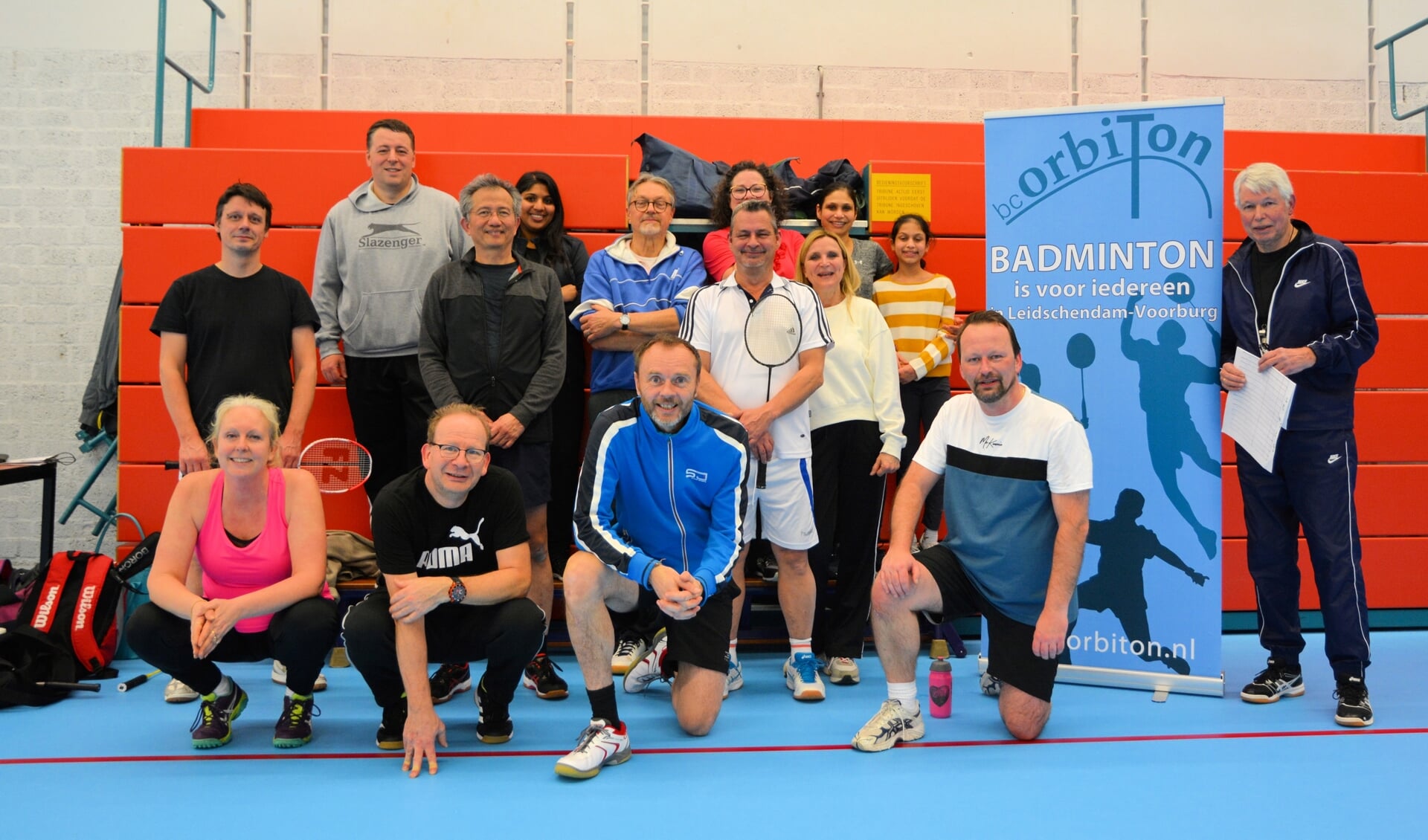 Groepsfoto van het probeerbadminton bij Badmintonvereniging Orbiton (foto: pr).