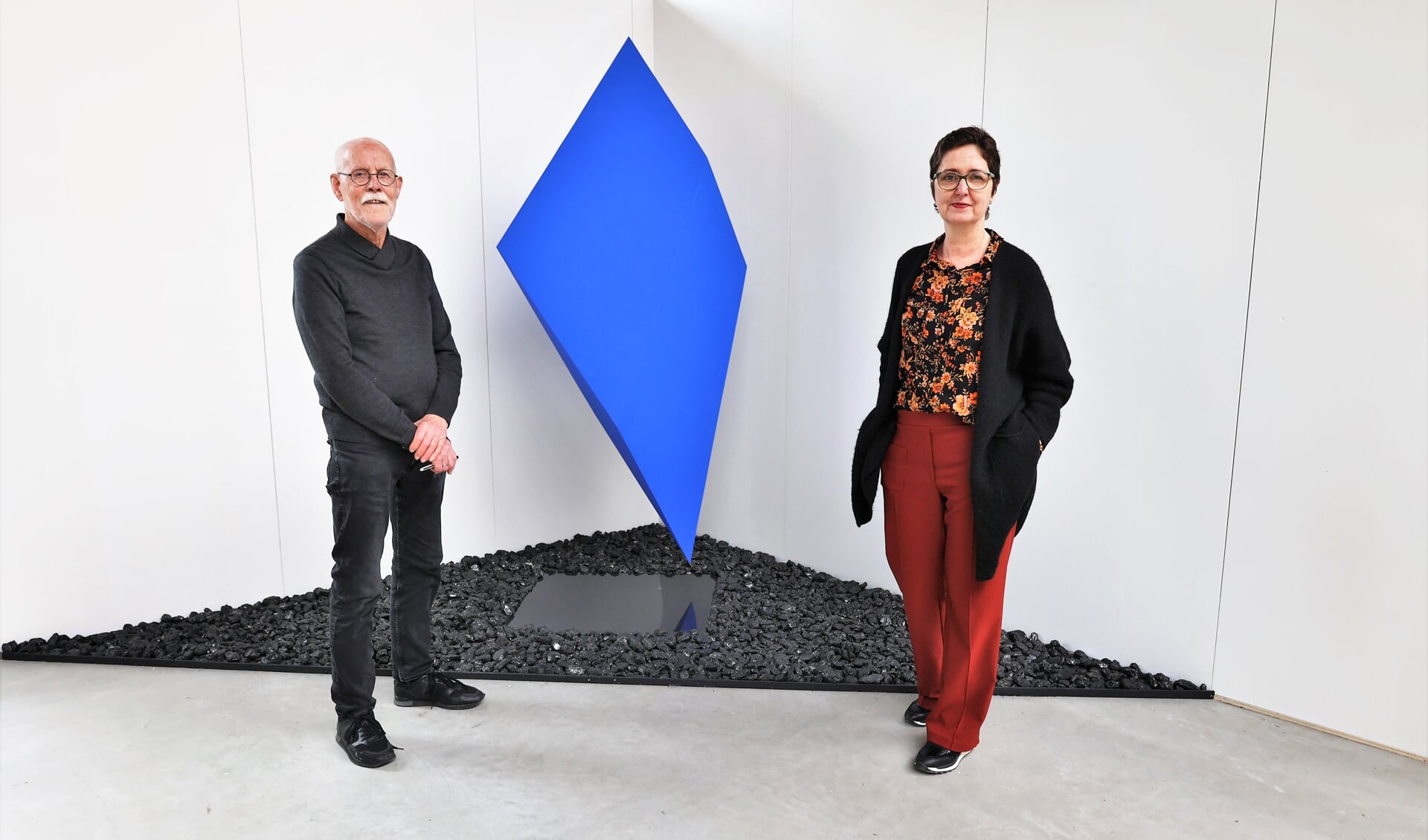 Nathalie Vinke en Marus van der Made bij het werk van Marus in de openingstentoonstelling Ode. Foto: Fred Roland