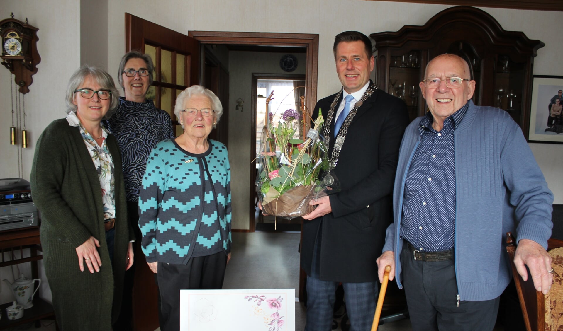 Dochters Marry en Cora, het diamanten bruidspaar Aart en Riet poseren met burgemeester Björn Lugthart. De burgervader kwam niet met lege handen en dat werd heel erg gewaardeerd.