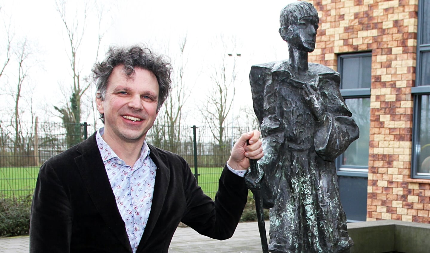 Jan Willem van Poortvliet neemt vandaag afscheid als rector van het Stanislascollege Pijnacker. Rechts van hem het beeld van Stanislas Kostka. (foto: Marcel Stapel)