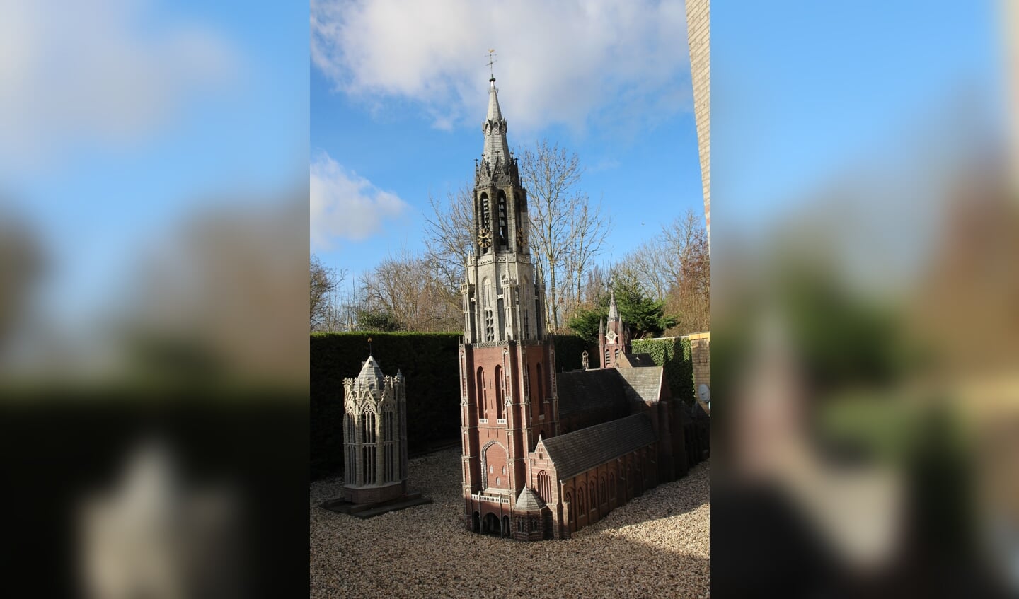 De Nieuwe Kerk van Delft in beeld. Links de spits van de Domtoren en achteraan de Oude Jan van Delft.