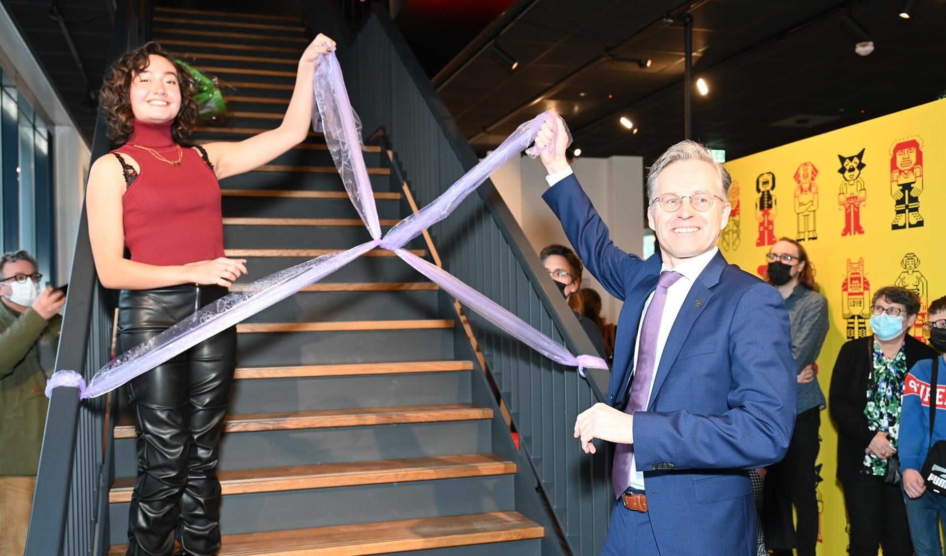 Amara van der Elst opent samen met wethouder Paalvast de tentoonstelling. Foto: Gerard van Warmerdam