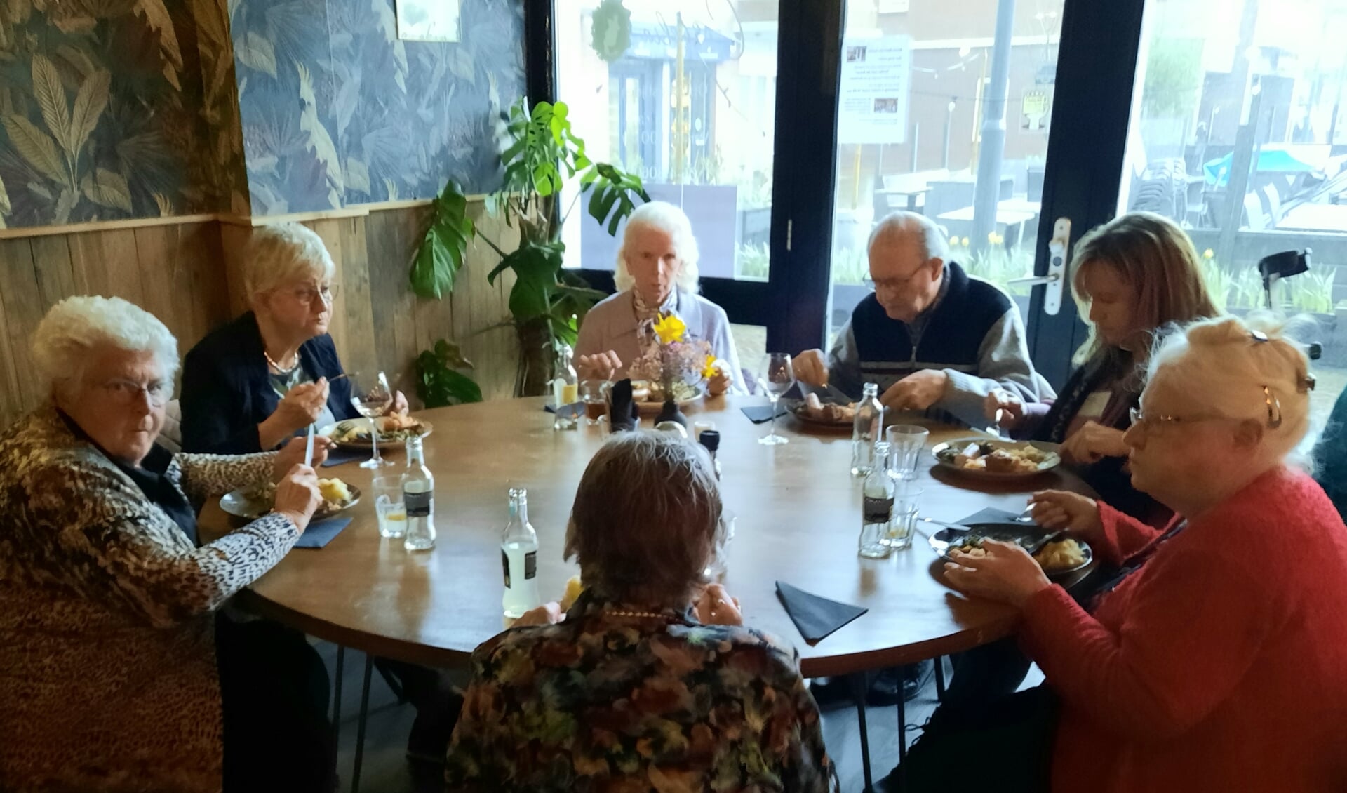 In het restaurant Cornelia werden alle Zonnebloemgasten ontvangen met een drankje naar keuze.