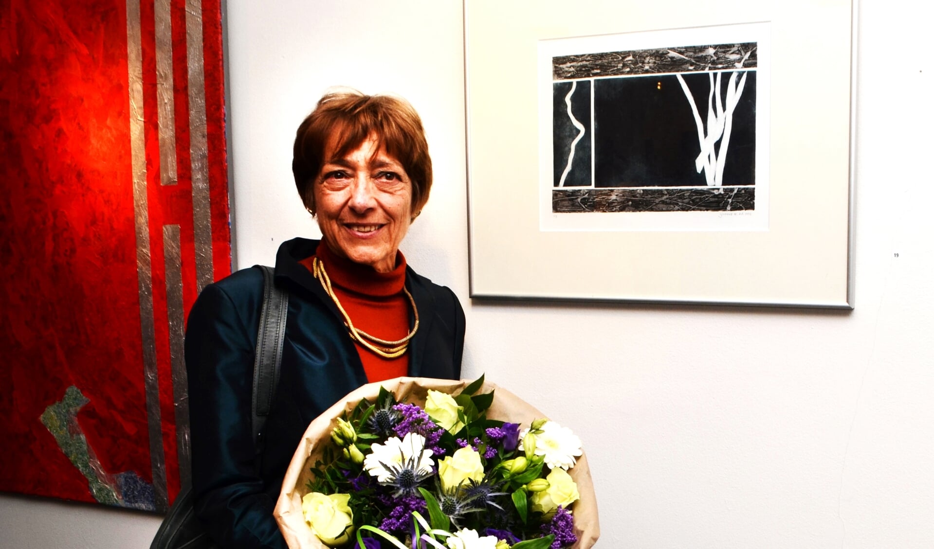 Yvonne Riphagen bij haar winnende werk (foto: pr ArtiBrak).