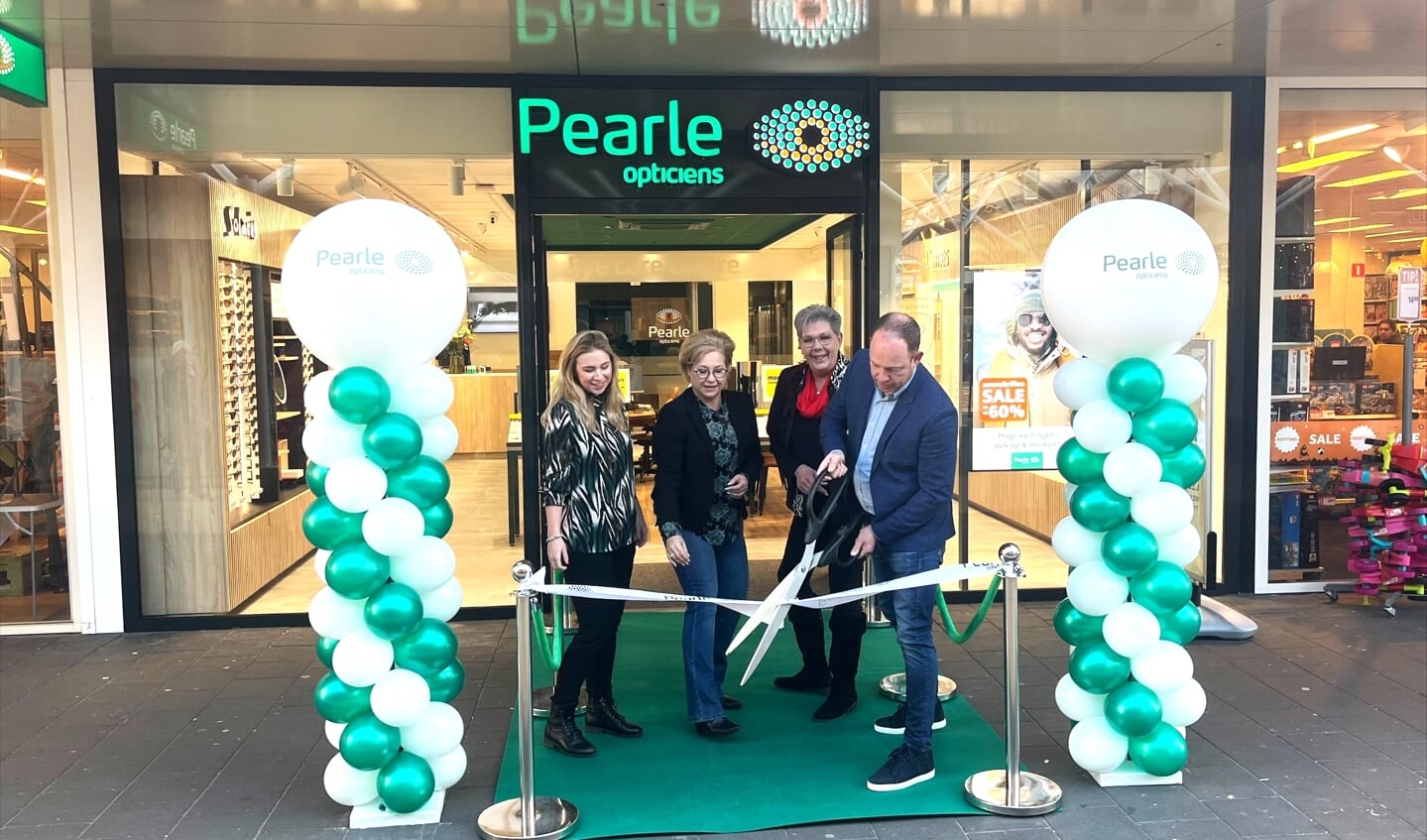 De feestelijke opening van Pearle Opticiens Voorburg op vrijdag 4 maart in Winkelcentrum De Julianabaan in Voorburg (foto: pr). 
