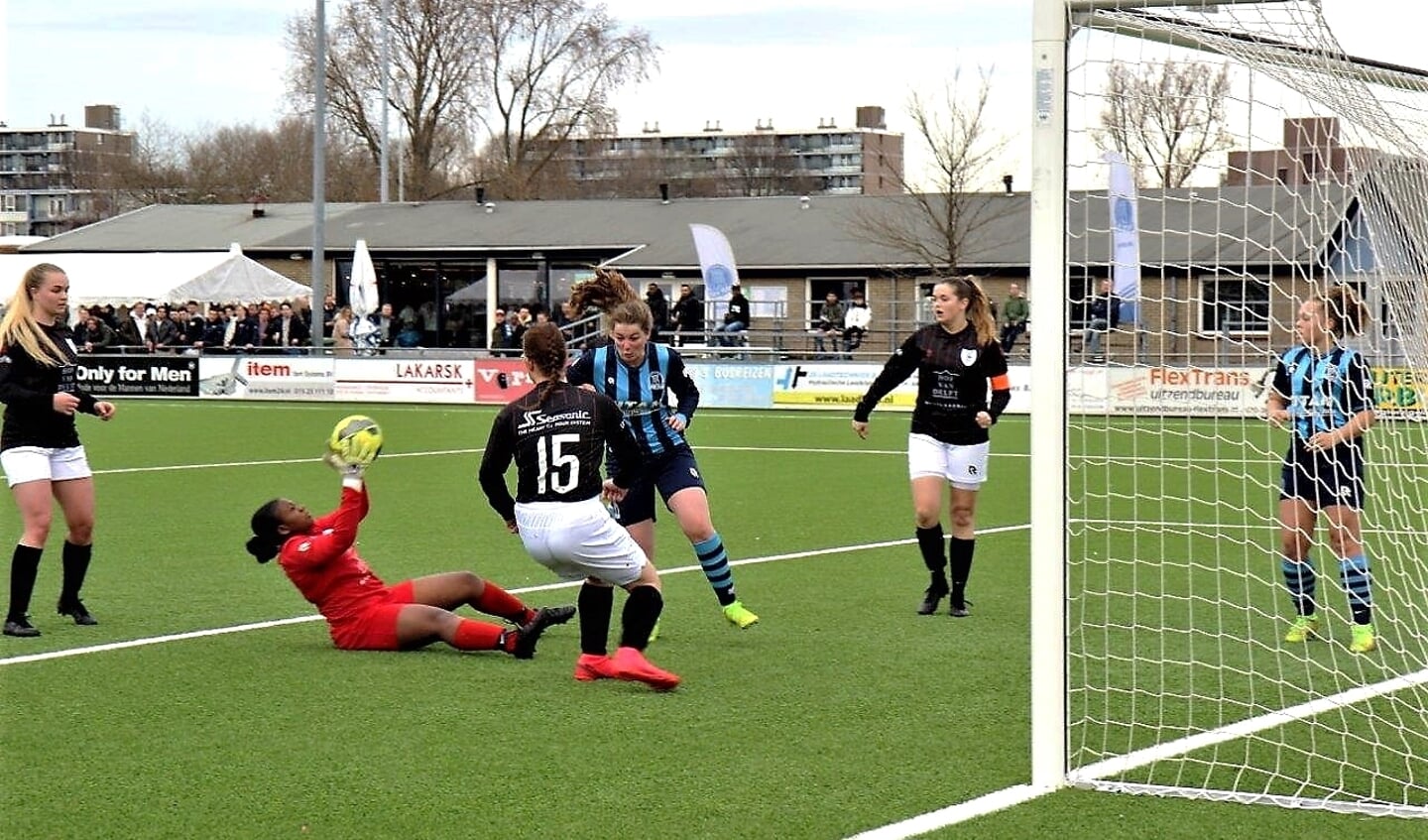Ook deze aanval van Forum Sport Vrouwen 1 tegen Concordia eindigde in de handen van de keeper (foto: Ap de Heus).