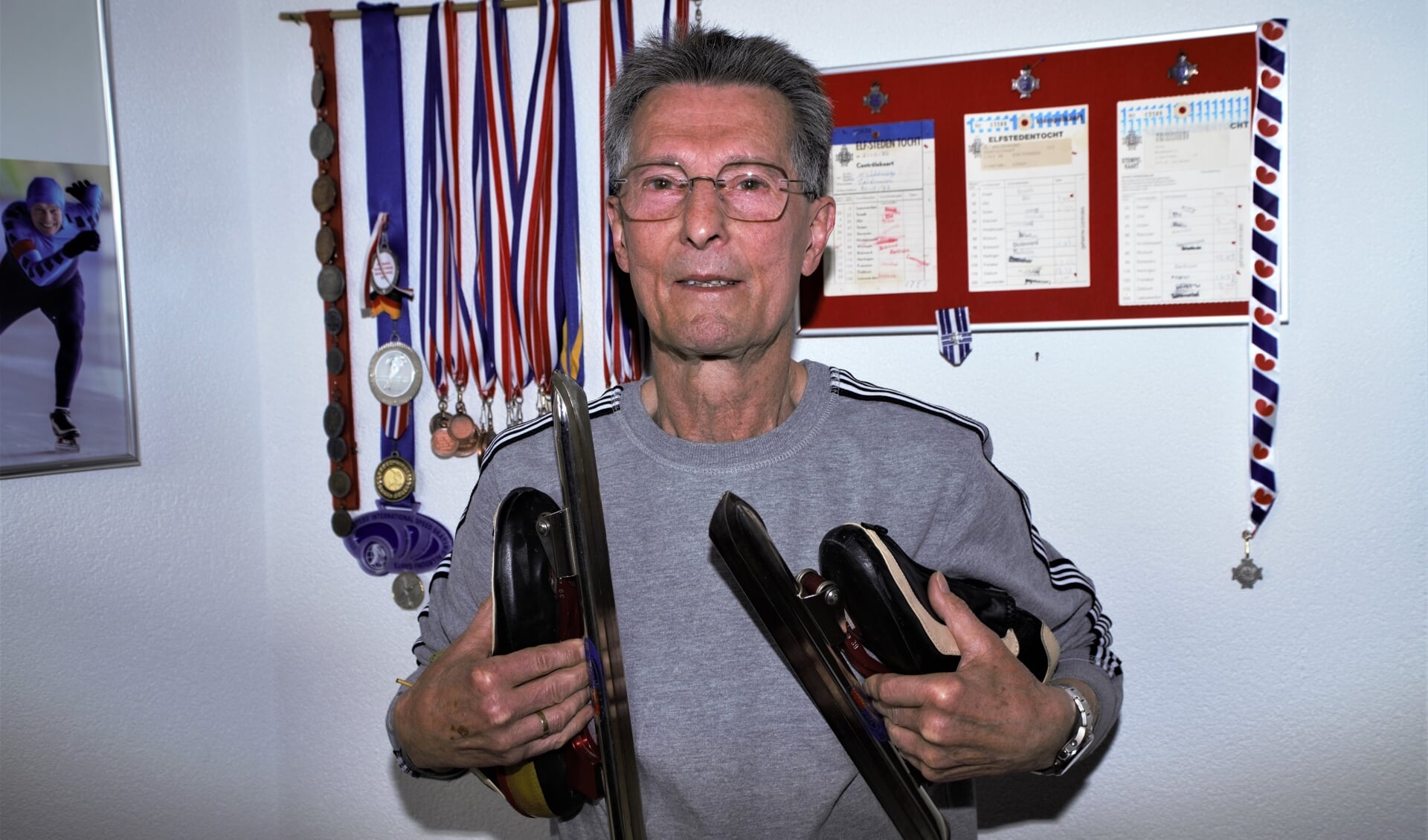 Nico Woldendorp heeft in de loop der jaren ontelbare bekers en medailles gewonnen en reed drie keer de Elfstedentocht. 