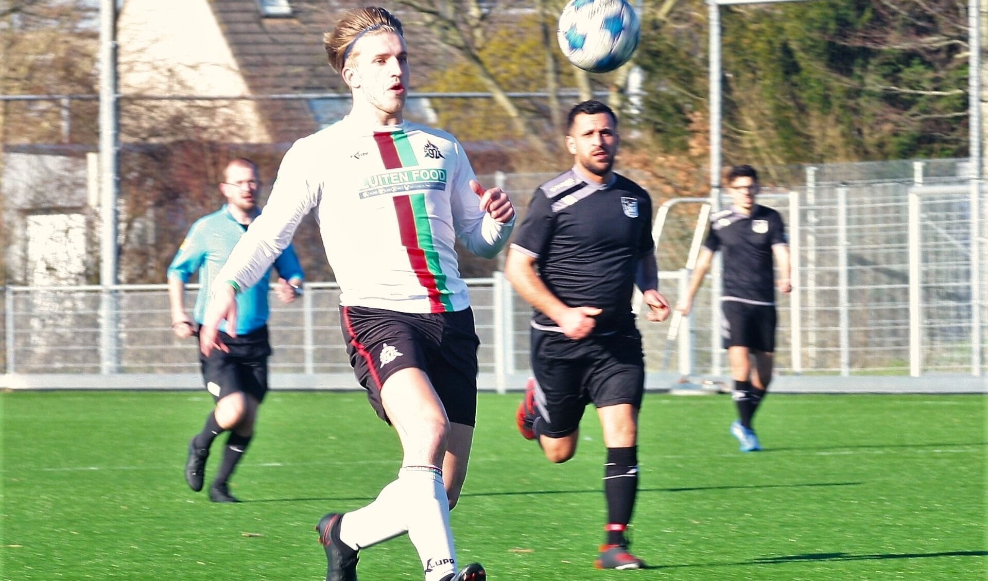 Invaller Kite Beuvink (Stompwijk'92) op weg naar 1 van zijn 2 doelpunten tegen HDW (foto: AW).