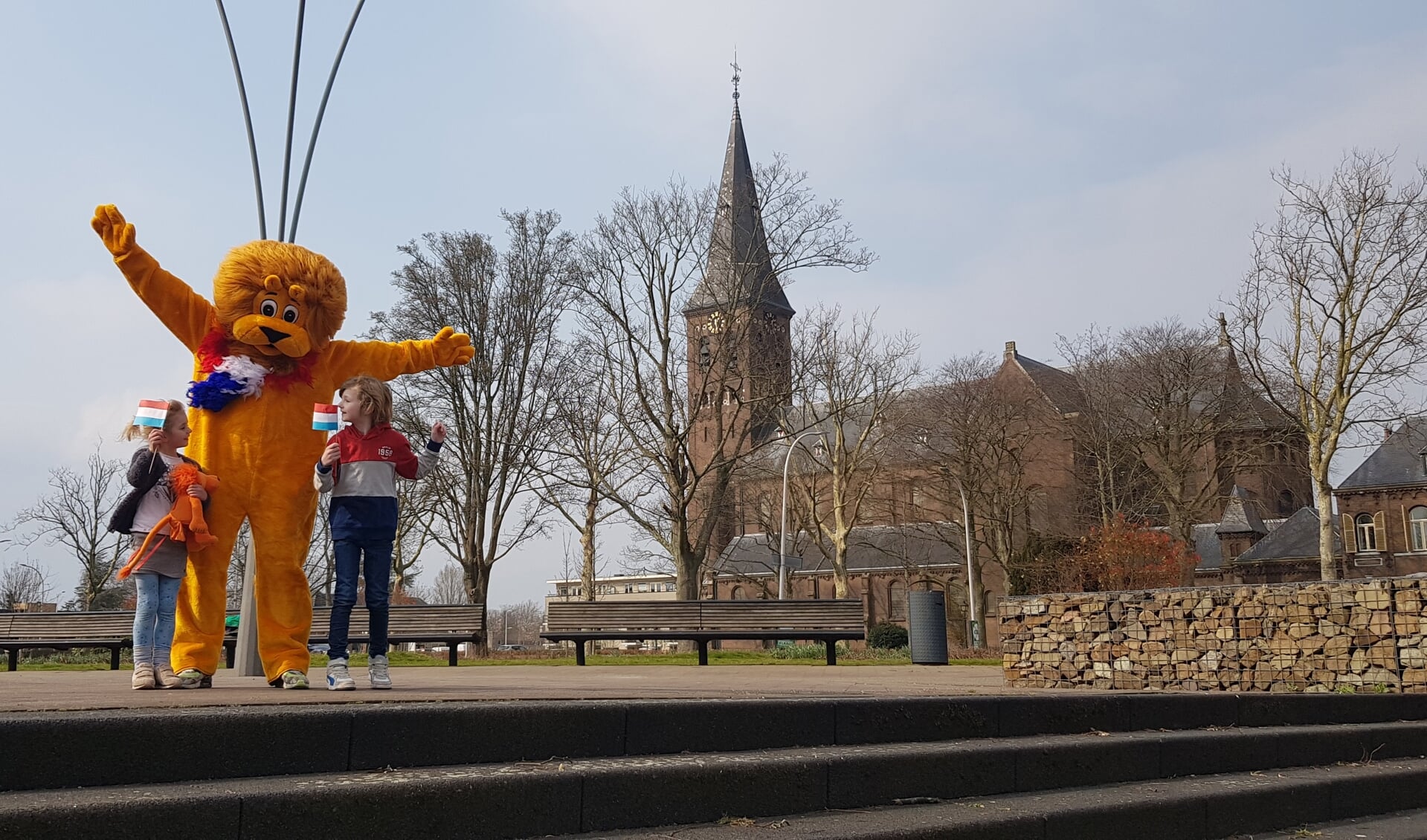 De mascotte Ovi de Leeuw van de OranjeVereniging Pijnacker is er al klaar voor.