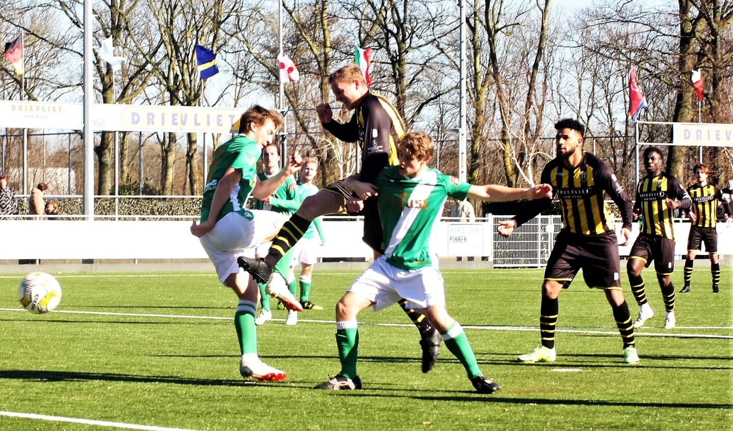 Tussen 2 weifelende verdedigers in schiet Jasper Wartna (Wilhelmus) de 2-0 binnen (foto: AW).