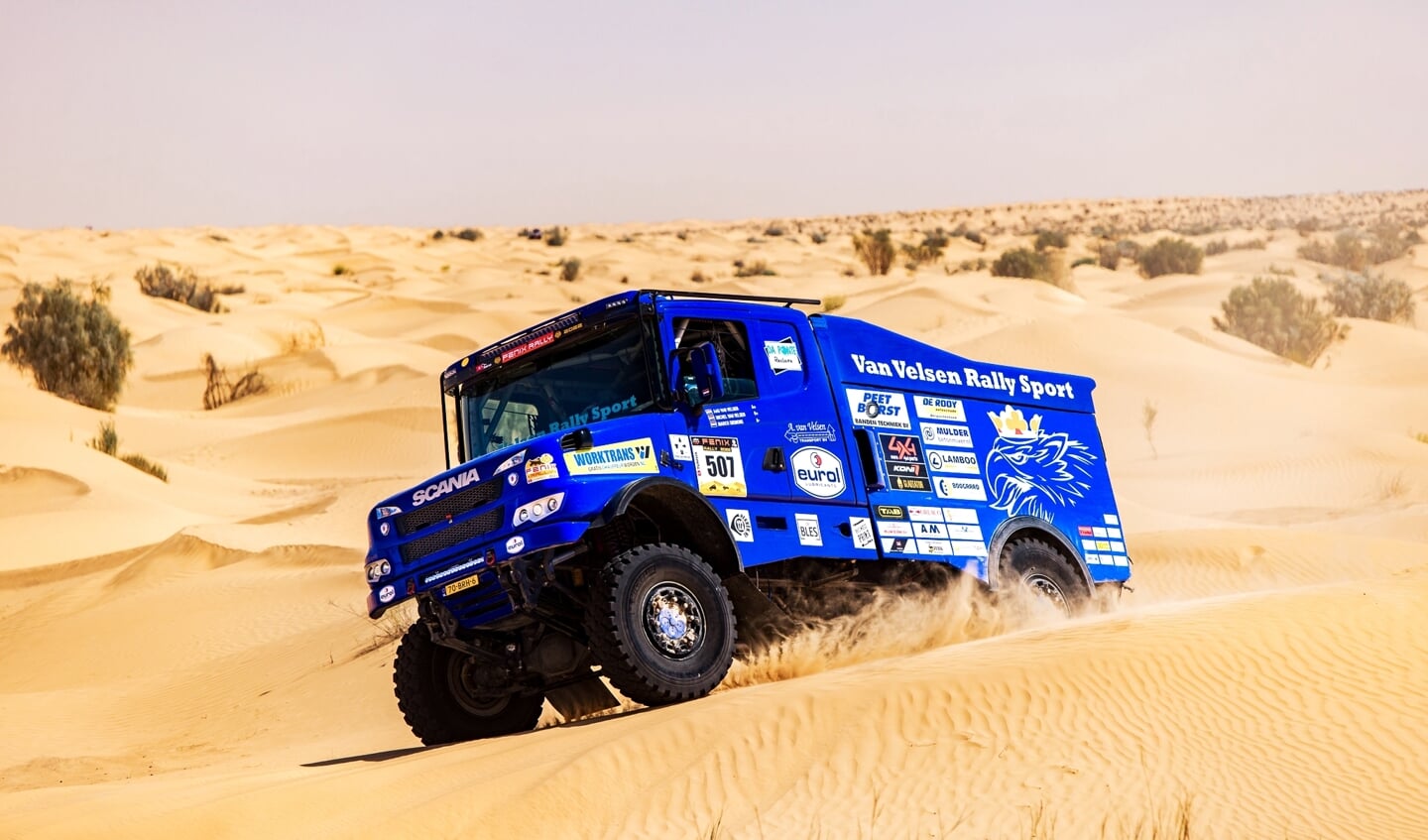 Op woensdag tijdens de zandstorm in de woestijn, werd de eerste van in totaal drie stages gewonnen (RBI Media / Andrius Laucius).