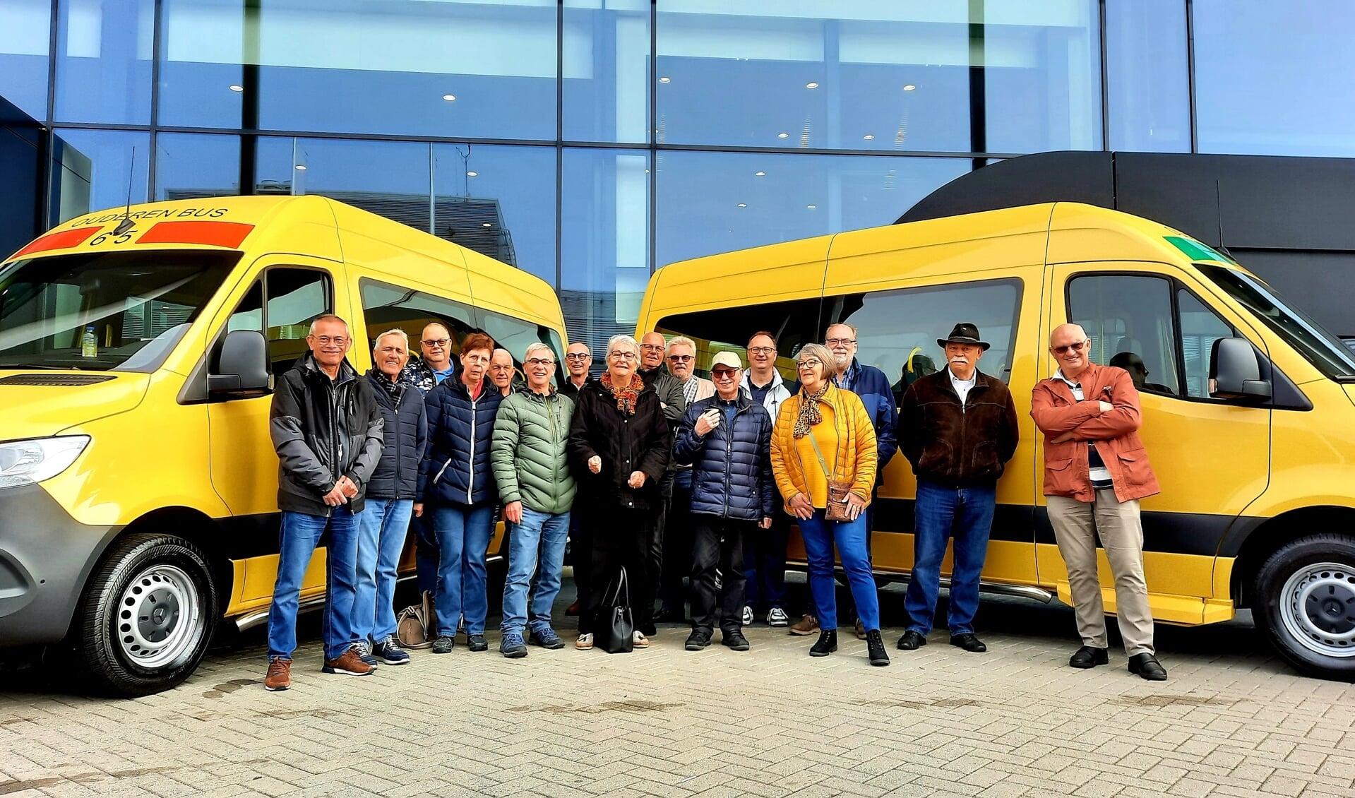 De vrijwilligers zijn blij met de nieuwe ouderenbussen.
