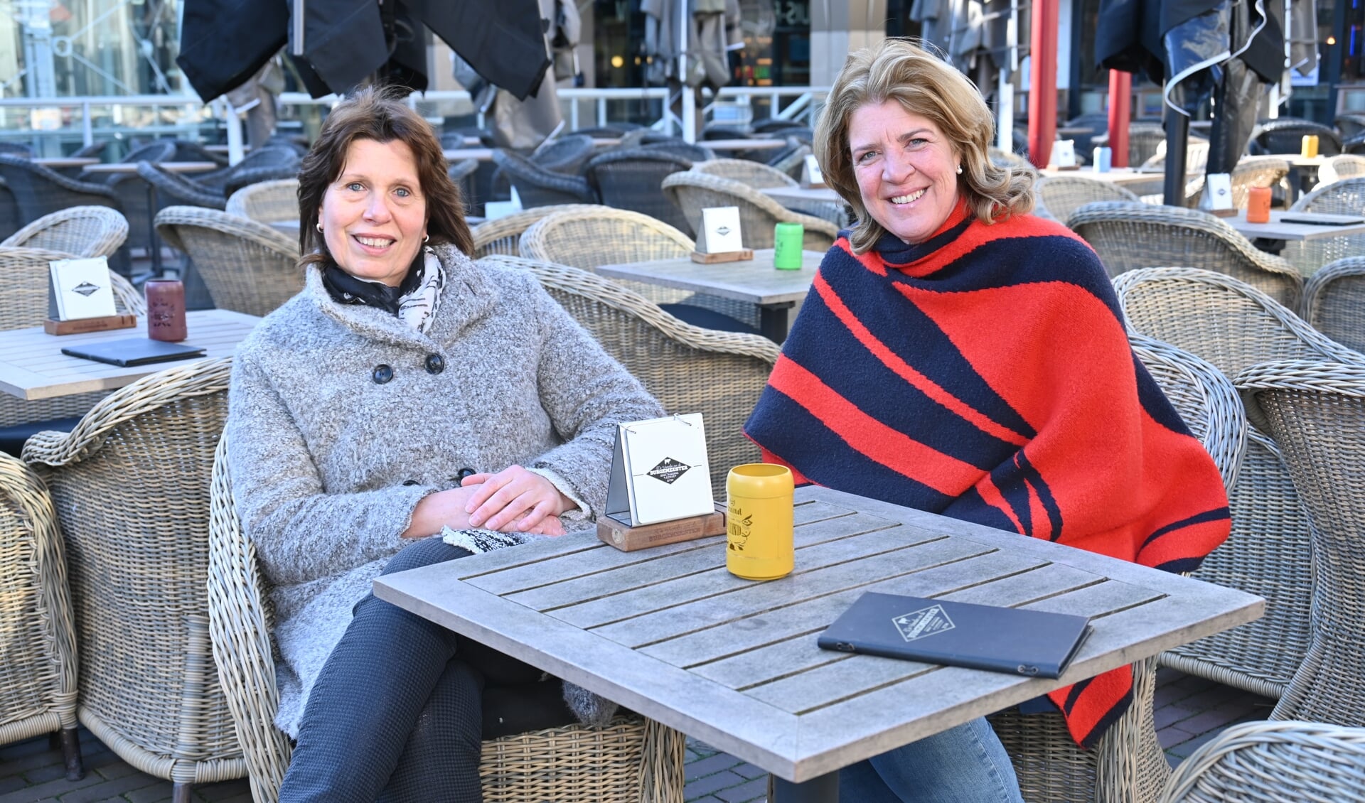 Linda Bregman (links) en Anneke Hanemaaijer kijken uit naar het Koningsontbijt. Foto Gerard van Warmerdam.