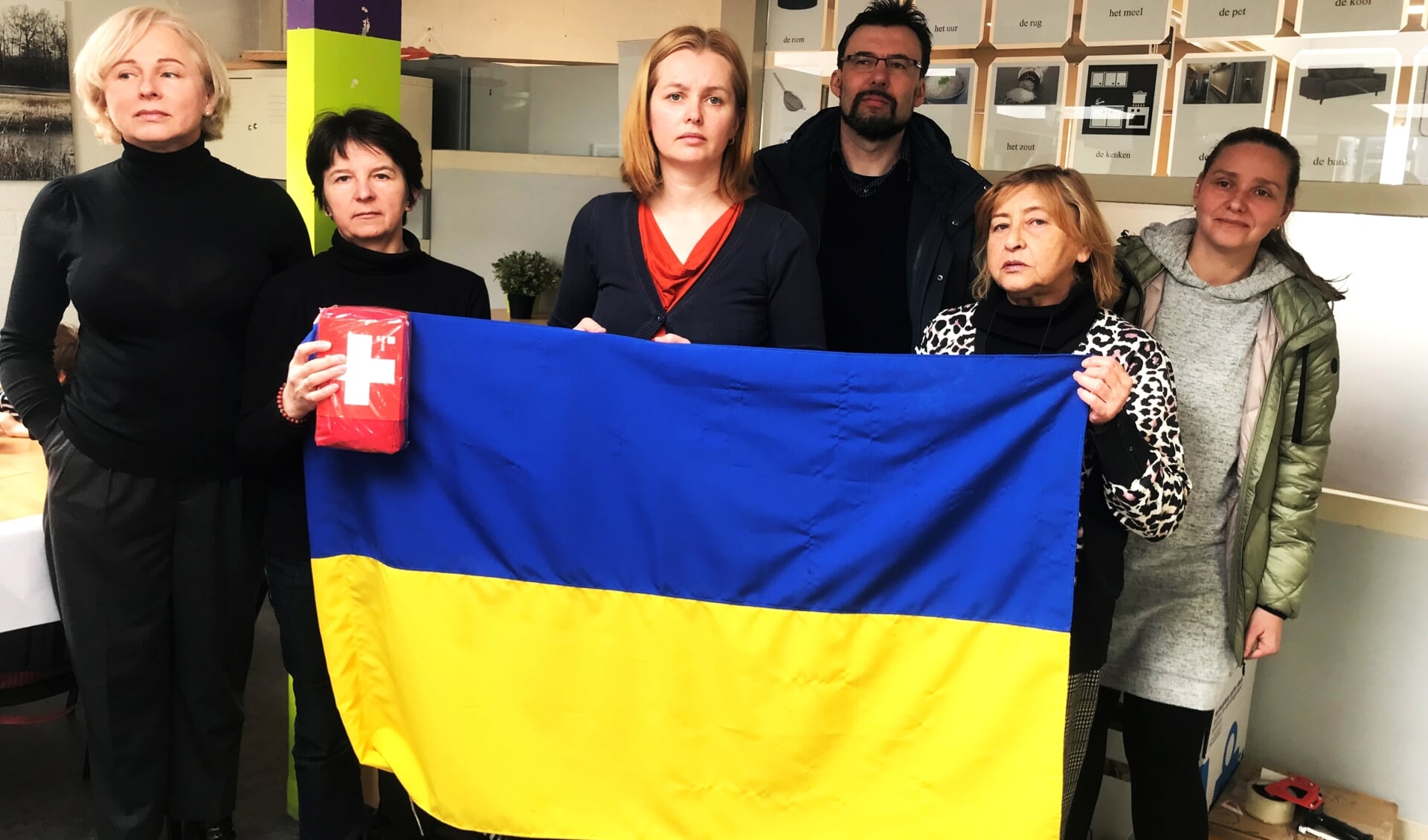 Bestuur, docenten en vrijwilligers van De Oekraïense School in Voorburg nemen geëmotioneerd maar dankbaar de hulpgoederen in ontvangst.