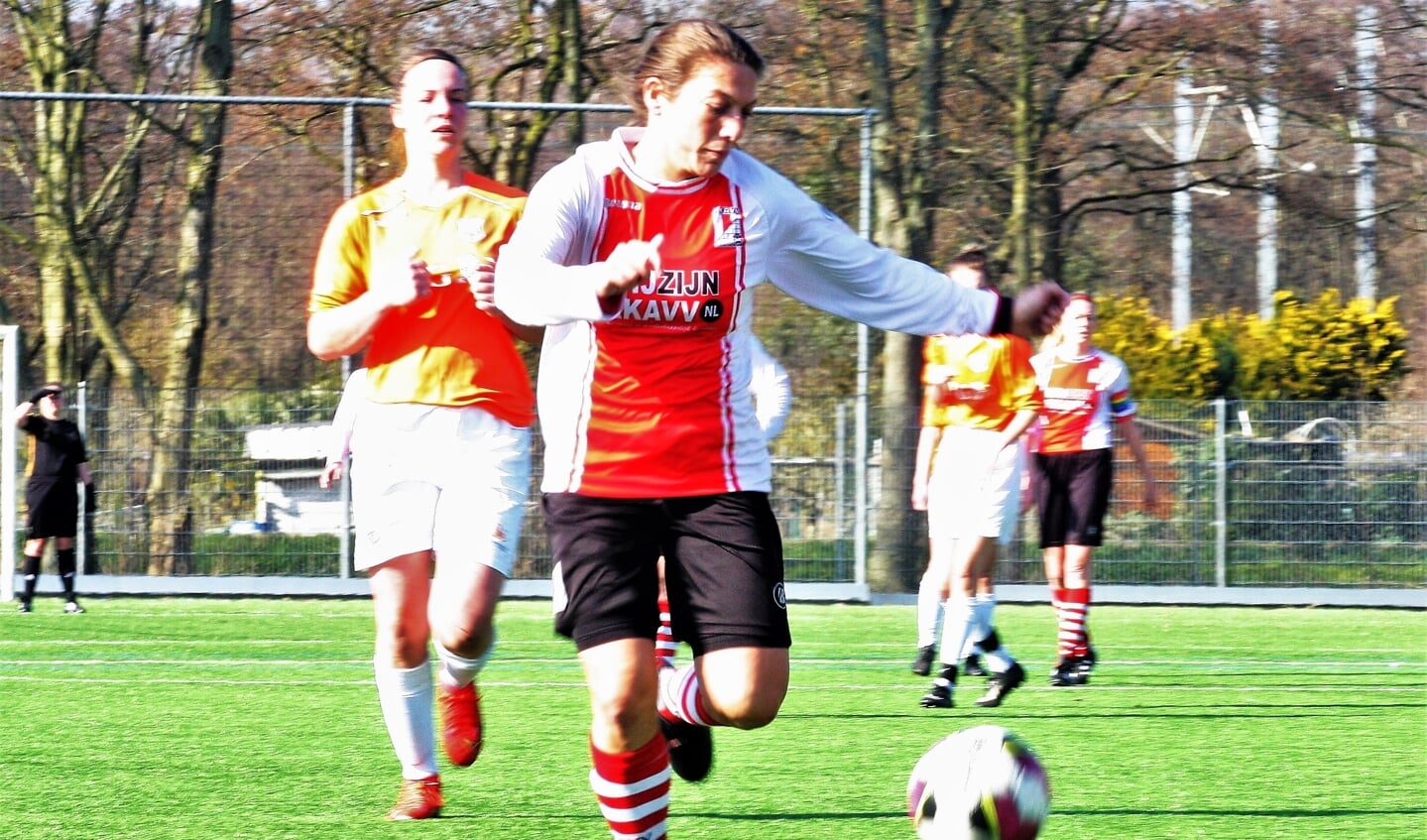 Routinier Babette Schreuders (RKAVV Vrouwen) scoorde 1x tegen SV Den Hoorn (foto: AW).