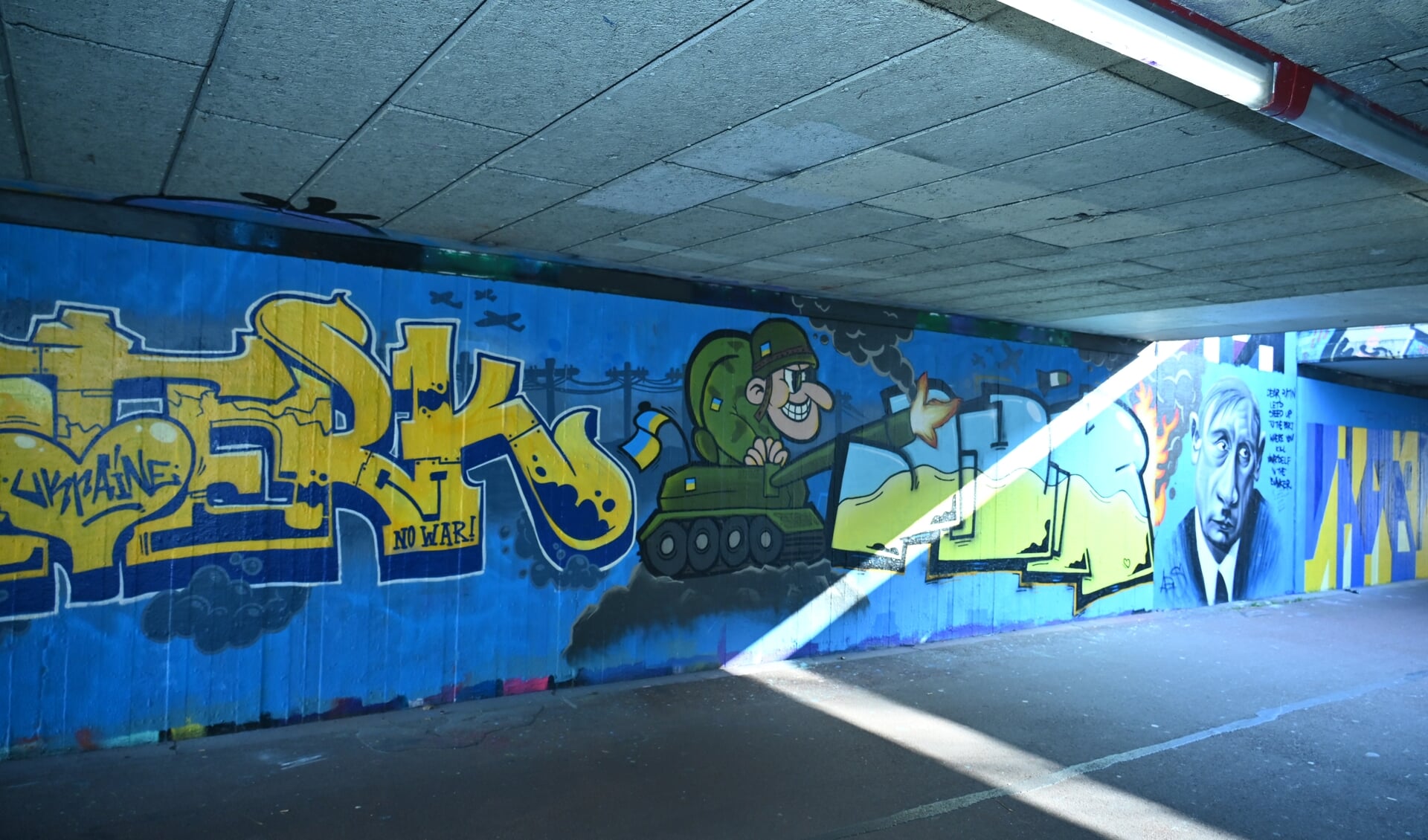 Graffitikunstenaars hebben een werk gemaakt waarmee ze hun ongenoegen uiten tegen de oorlog. Foto: Gerard van Warmerdam