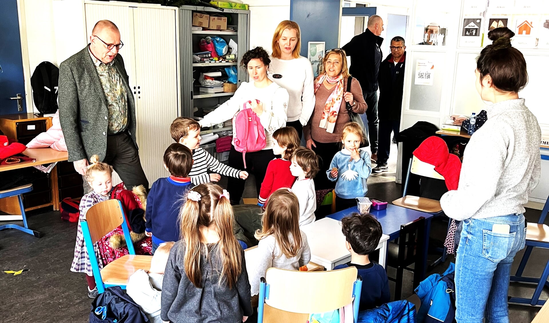Burgemeester Jules Bijl neemt een kijkje in de Oekraïense school in Voorburg waar een inzameling plaatsvond (foto: pr gemeente LV).