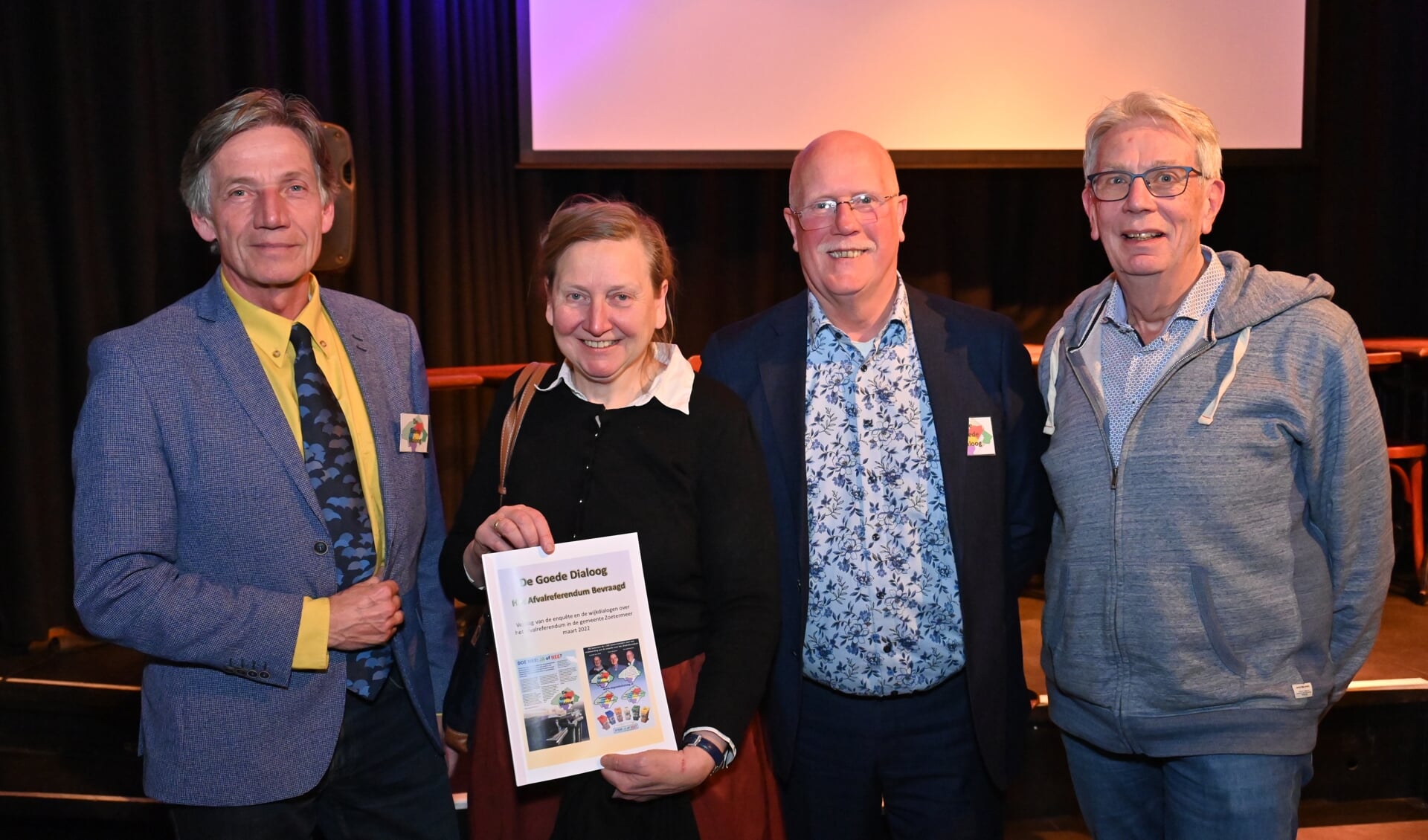 De overhandiging van het rapport met vlnr Frans Muijzers, Gemma Smid, Ton Lammertink en Jochem den Dulk (Foto: Gerard van Warmerdam)