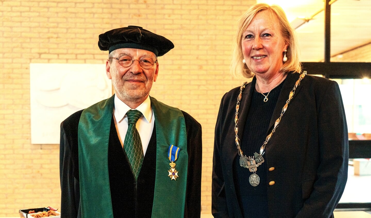 Decorandus prof. dr. Gabriel Krestin en loco- burgemeester Astrid van Eekelen bij de uitreiking van de hoge Koninklijke onderscheiding (foto: Frank van der Panne).