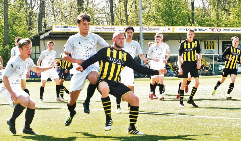 Kevin Besamusca (Wilhelmus) wacht op de bal; verder rechts Youri v. Noppen & Brent Schouten (foto: AW).