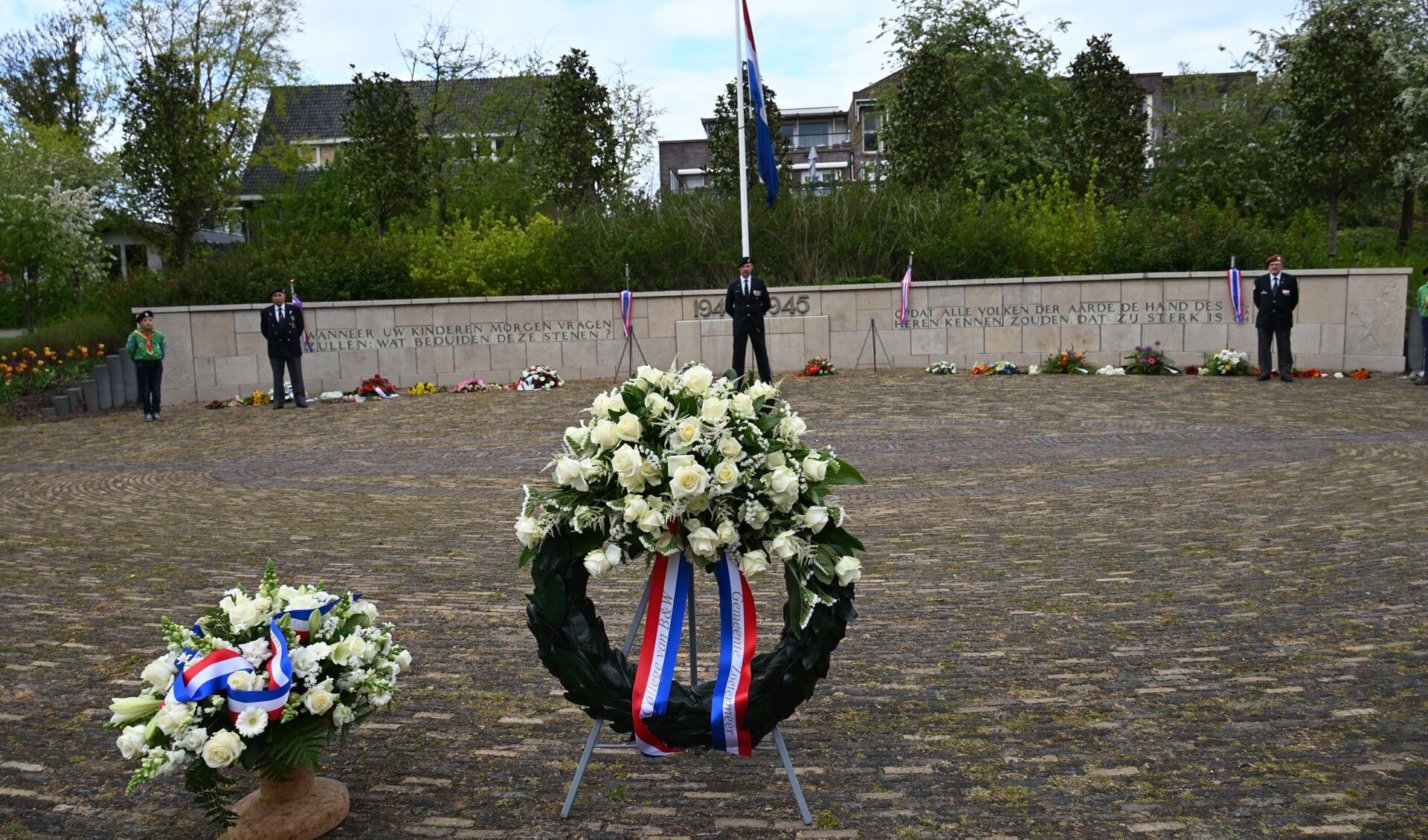 Herdenking bij het oorlogsmonument. Foto: Gerard van Warmerdam