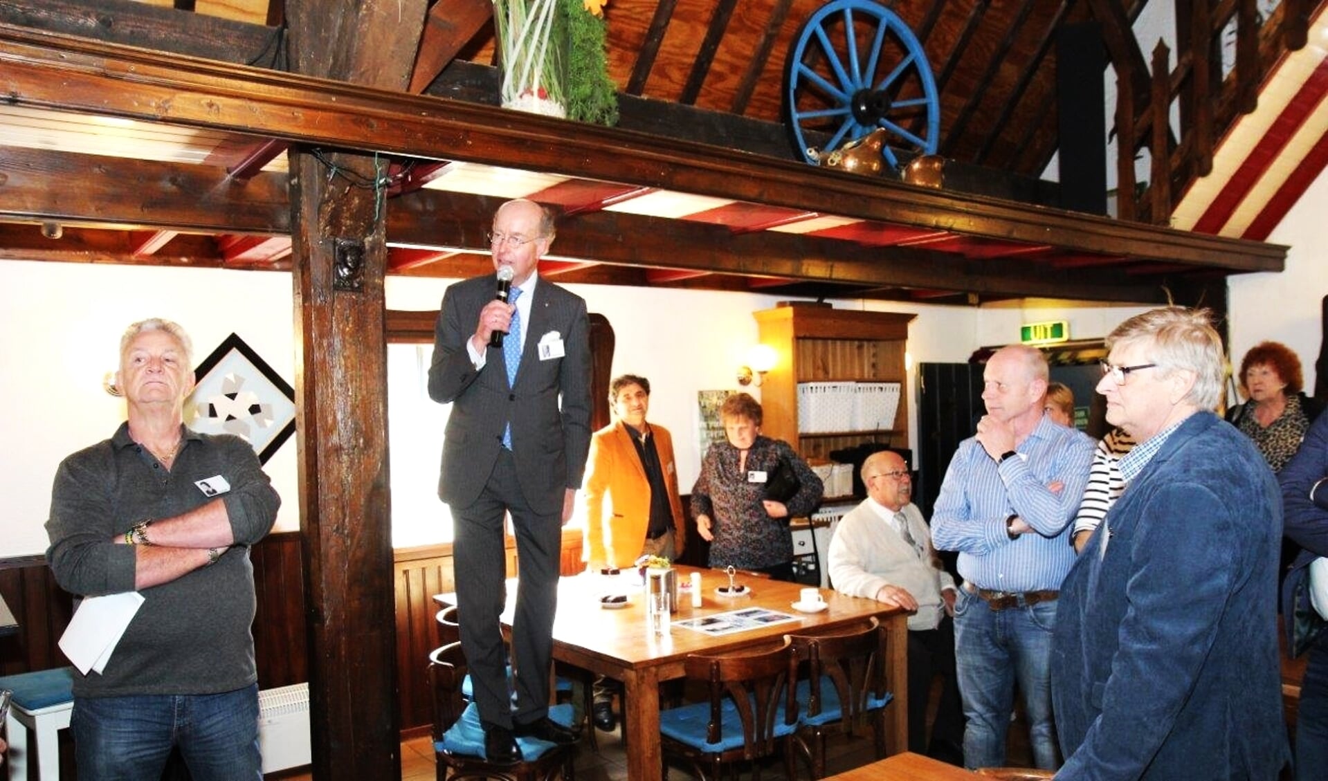 Oud-burgemeester Bas Eenhoorn opende de reünie (foto: Ap de Heus).