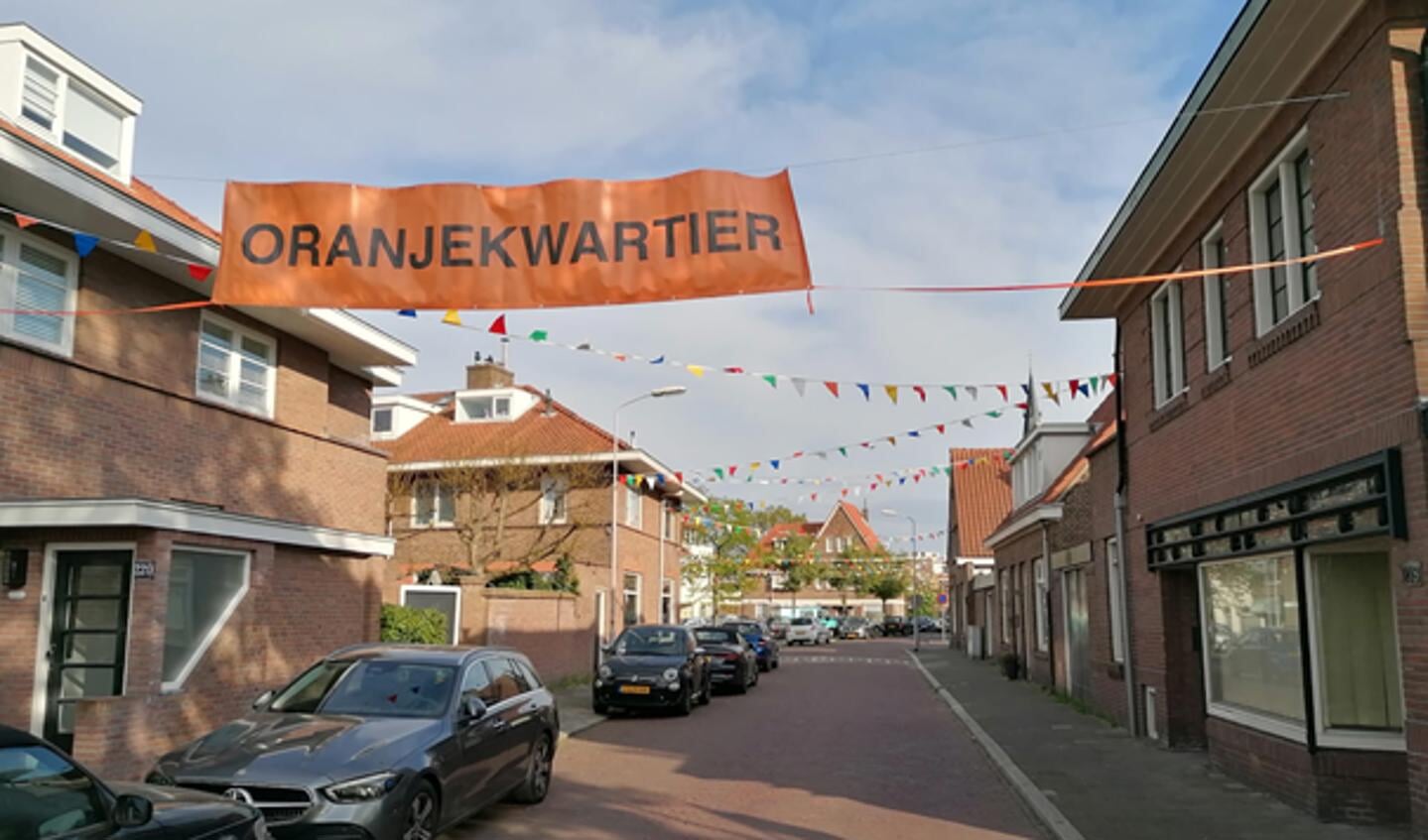 De vlag hangt al uit in het Oranjekwartier (foto: Bram van Popering).