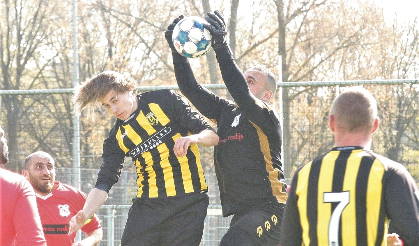 Ook Mikel de Jong (Wilhelmus) uit het 2e elftal kwam er zondag niet aan te pas; links HMSH-aanvoerder Ahmet Akbulut (foto: AW)