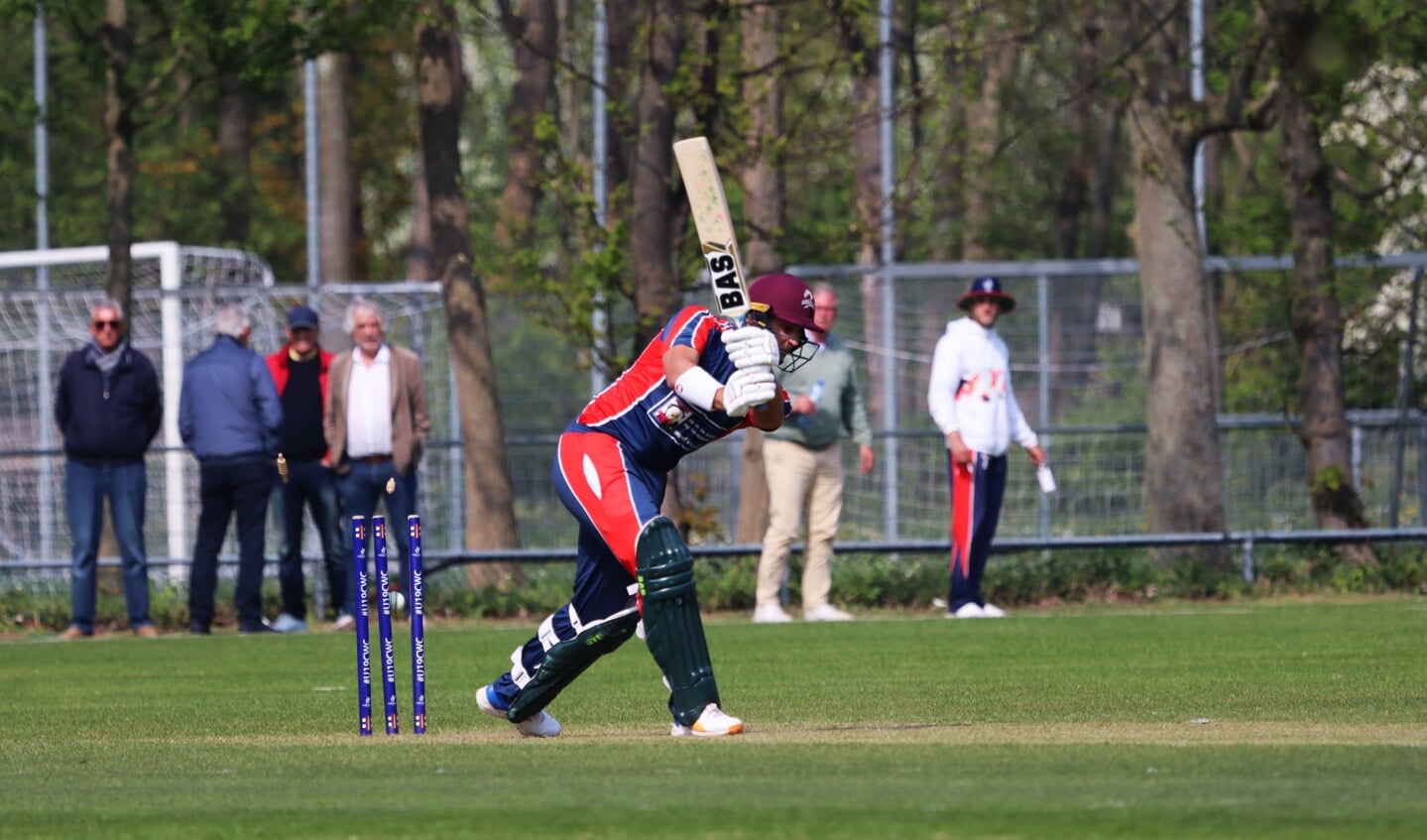 Potgieter wordt gebowled door Van Troost (foto: Catch of the Day).