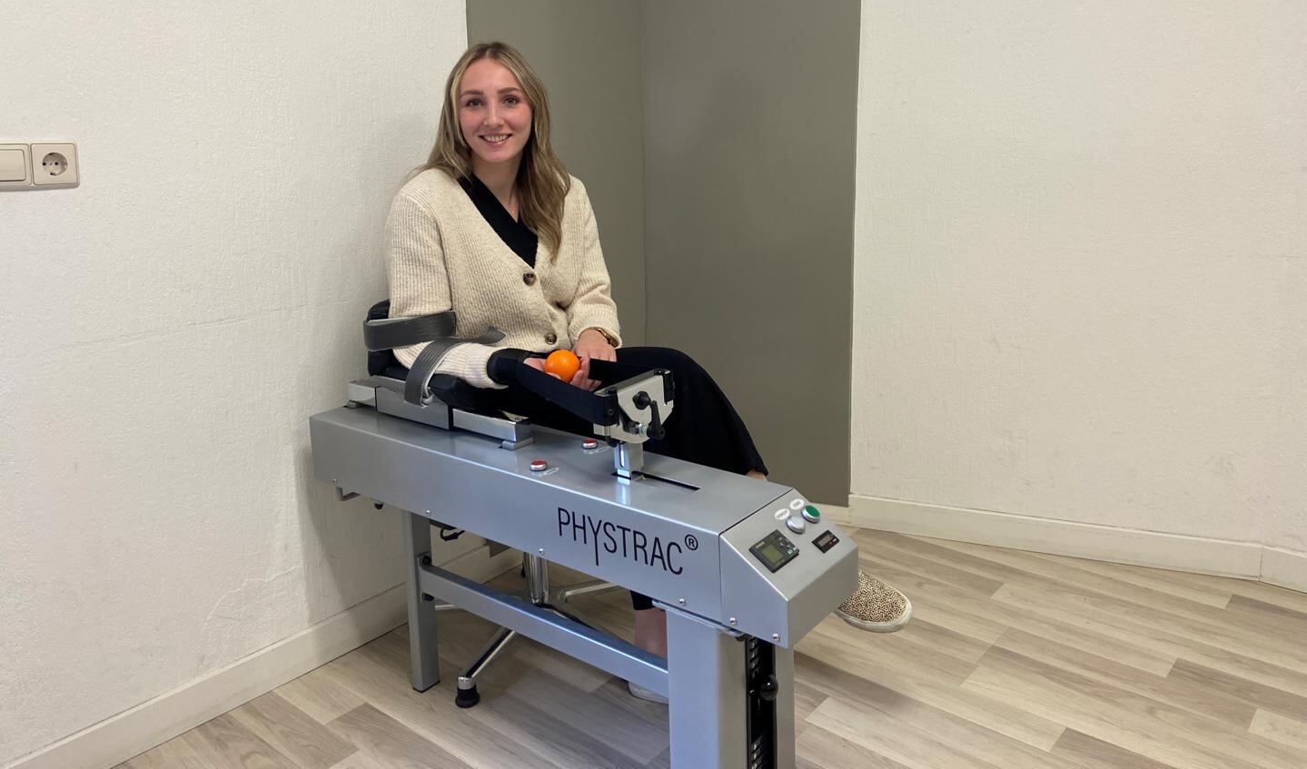Fysiotherapeute Ilona Meinen bij het Phystrac-apparaat, waarmee al sinds 2011 uitstekende resultaten worden geboekt. 