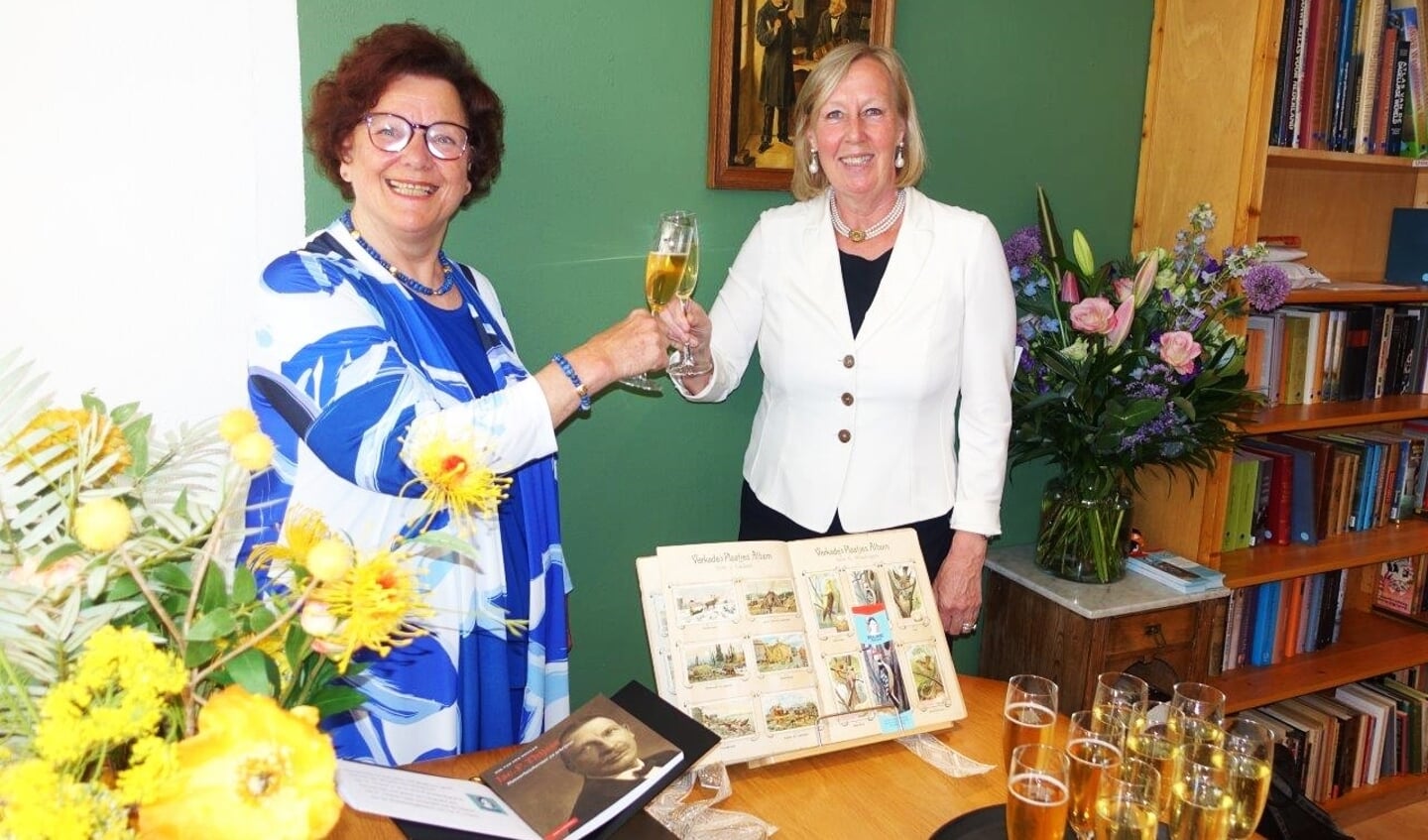 Wethouder Astrid van Eekelen (r) en Marianne Knijnenburg proosten op een mooie toekomst voor Goede Doelen Boekenhuis Marianne (foto:Ap de Heus).