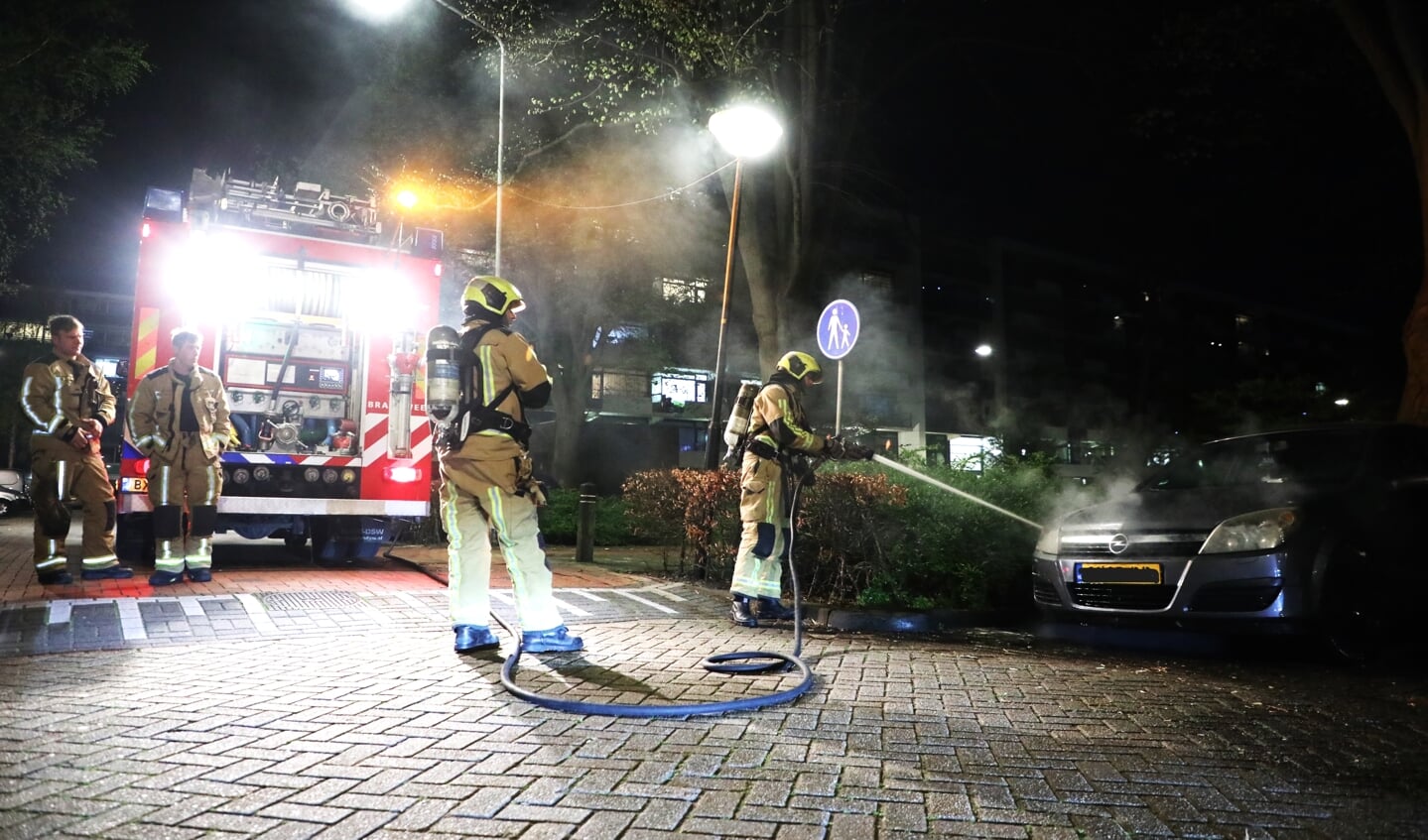 De brandweer kon het autobrandje verder afblussen nadat een politieman de meeste vlammen al had weten te blussen (foto: Sebastiaan Barel).