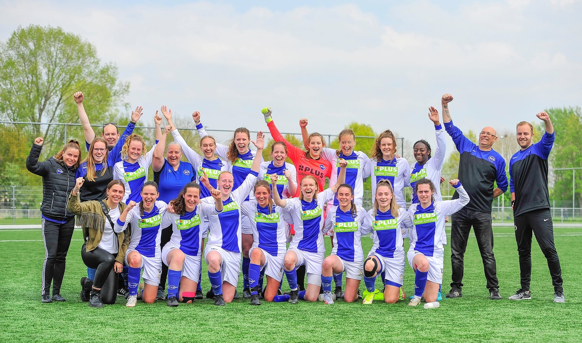 De enthousiaste groep selectiespeelsters van DSVP, inclusief technische- en medische staf, zijn maar wat blij met deze overwinning. Foto: Gert Jan van Heyningen