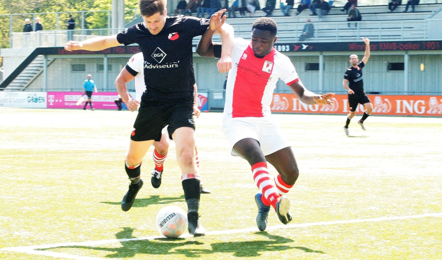 Jubilee Djan (RKAVV) duelleert met Tjeerd Westdijk (HBS) in het eigen strafschopgebied (foto: AW).