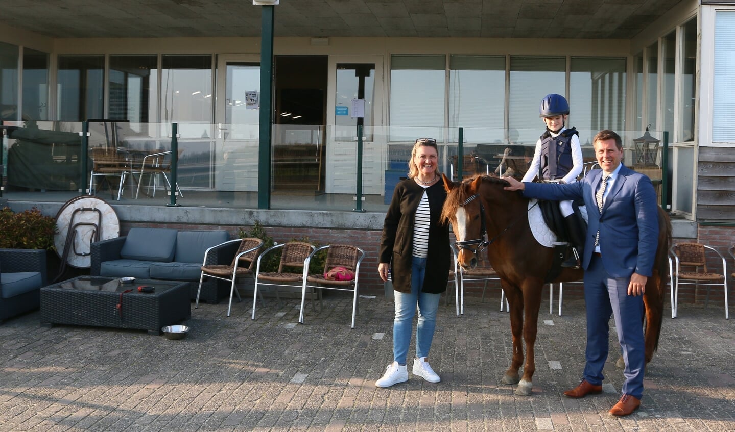 Ook op de manege voelde de burgemeester zich thuis en welkom.