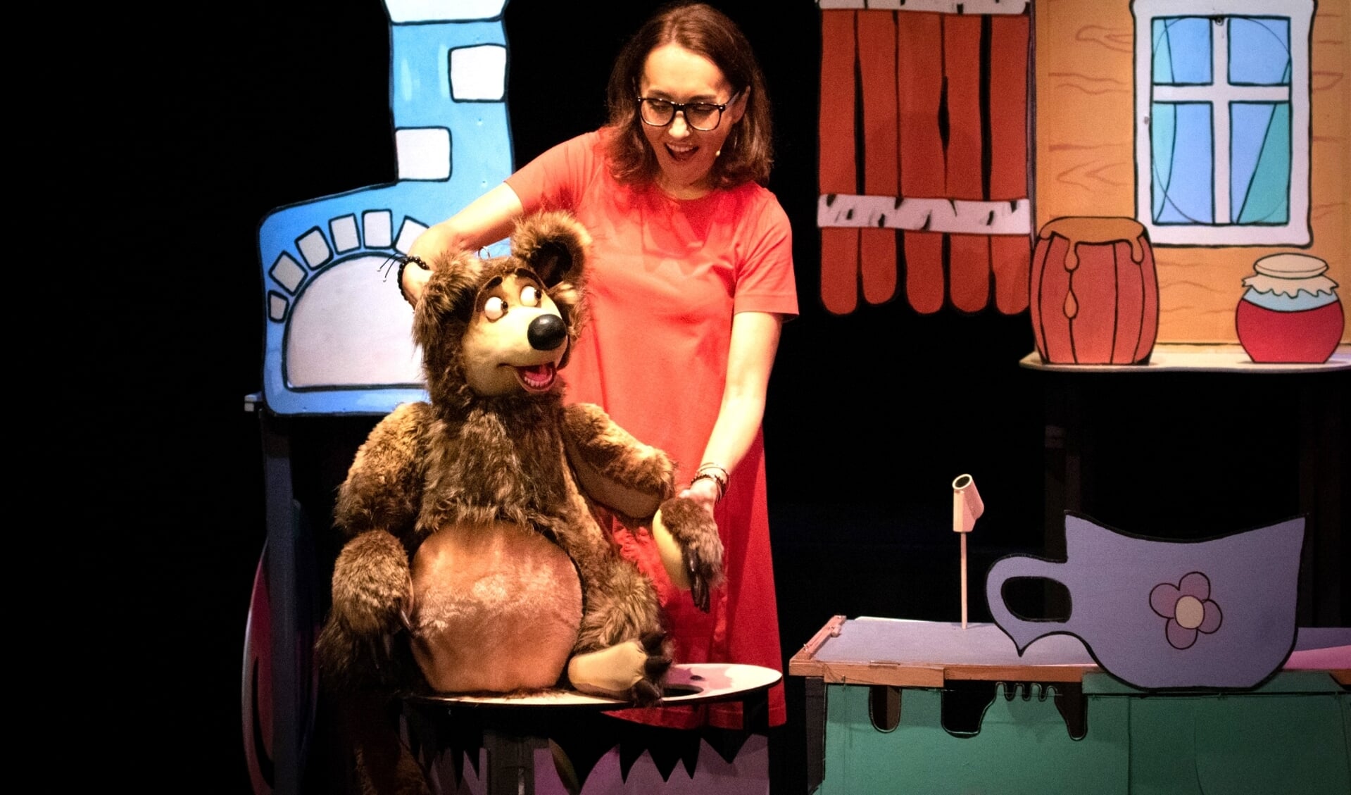 In de peuter- en kleutervoorstelling van Poppentheater Koekla beleven Masha en de beer spannende avonturen (foto: Mick Cookson).