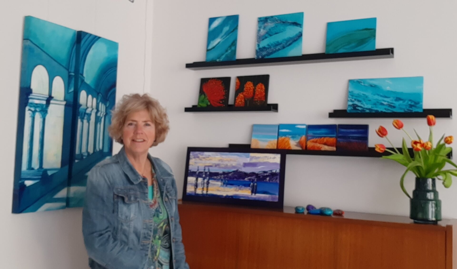 Lucie van der Plas met enkele werken, die zij 23 april op de verkoopexpositie aan het Bredewater 16 aanbiedt. Foto PR