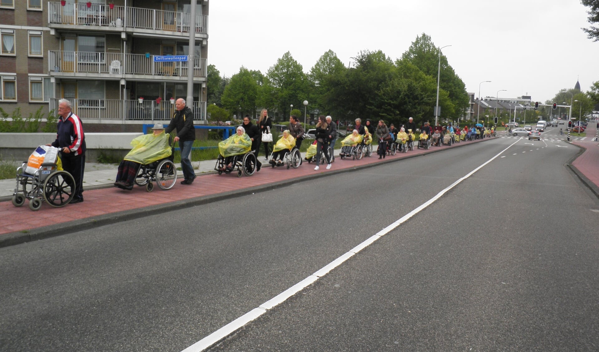 Een lange stoel rolstoelgebruikers met hun begeleiders trekt vanaf 16 mei tot en met 19 mei weer van de diverse WelThuis-locaties voor een tocht van 2,5 tot 5 kilometer. Foto Kees van Rongen