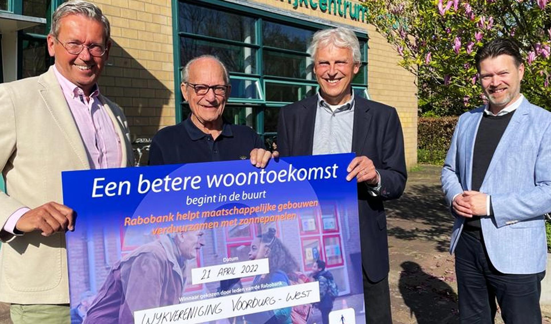 De wijkvereniging ontving april de cheque uit handen van directeur coöperatieve Rabobank Harry Wientjens en ledenraadslid Eric van Soest (foto: pr).